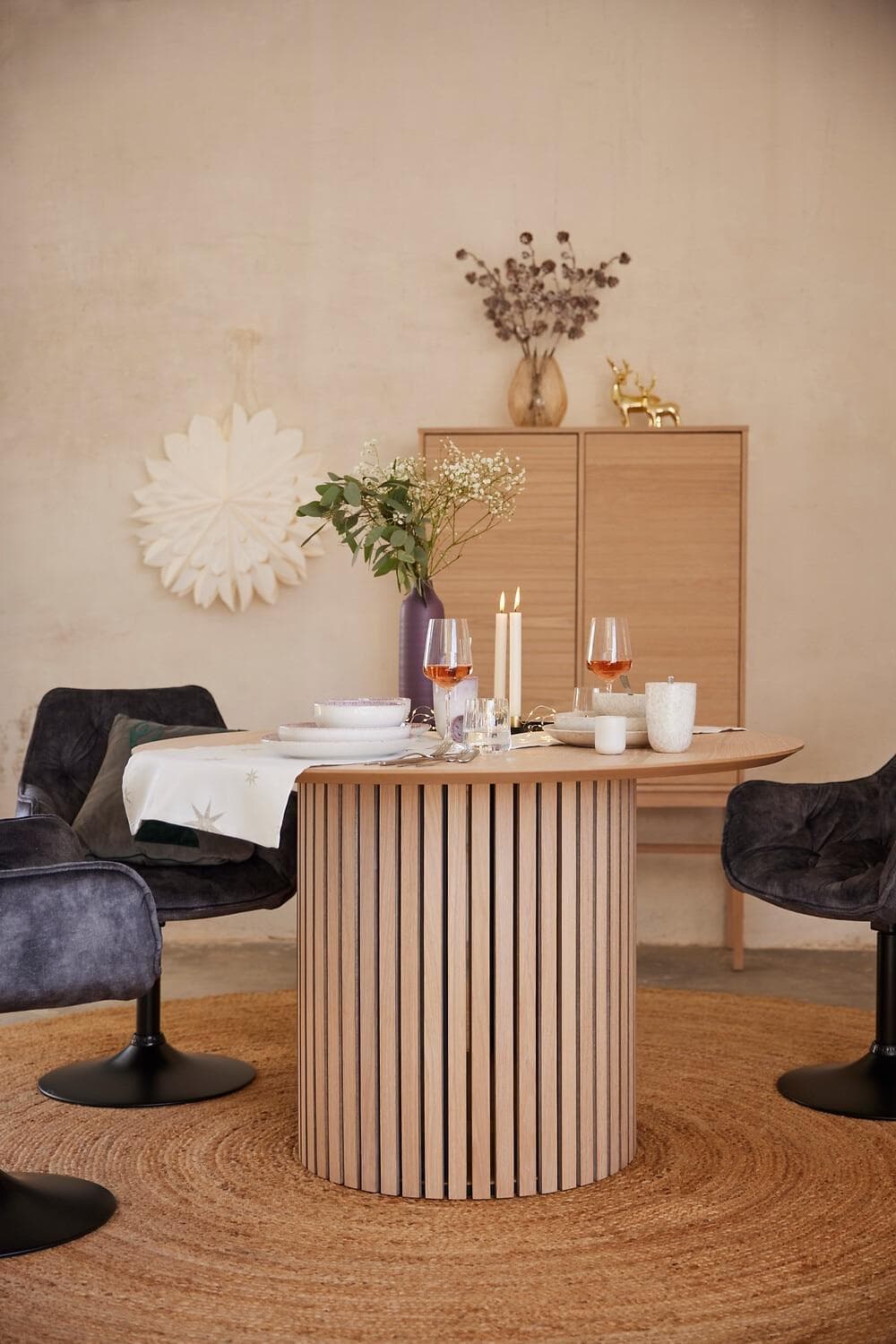 Runder Esstisch mit Eichenfurnier und Lamellenfront