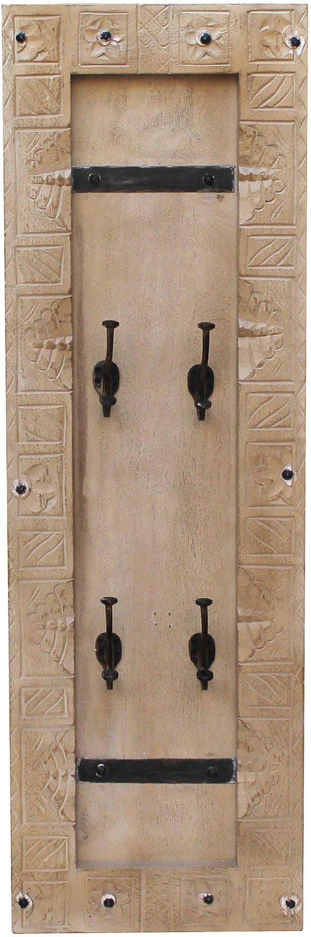 Garderobe mit aufwendigen Schnitzereien