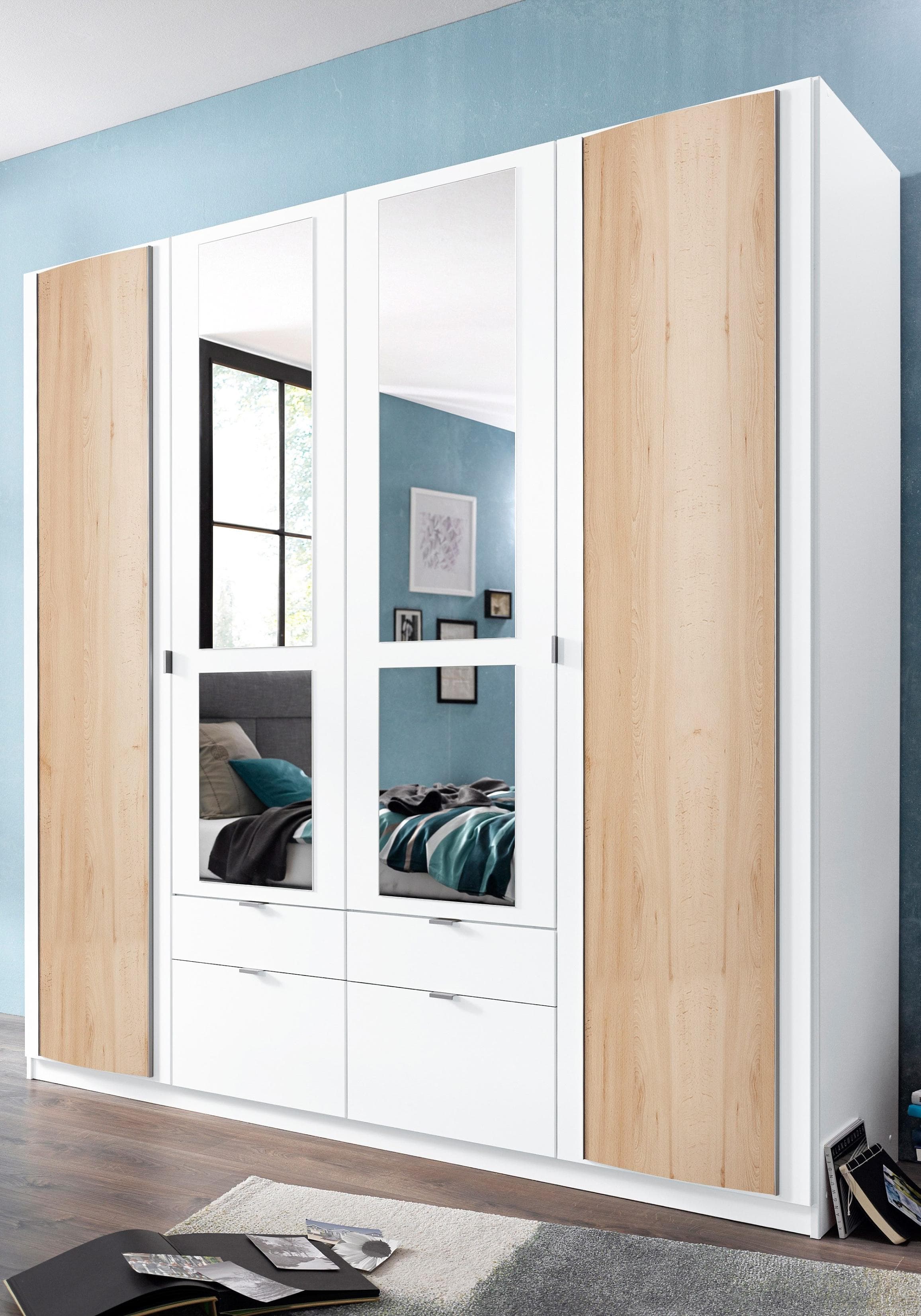 Kleiderschrank mit abgerundeten Türen