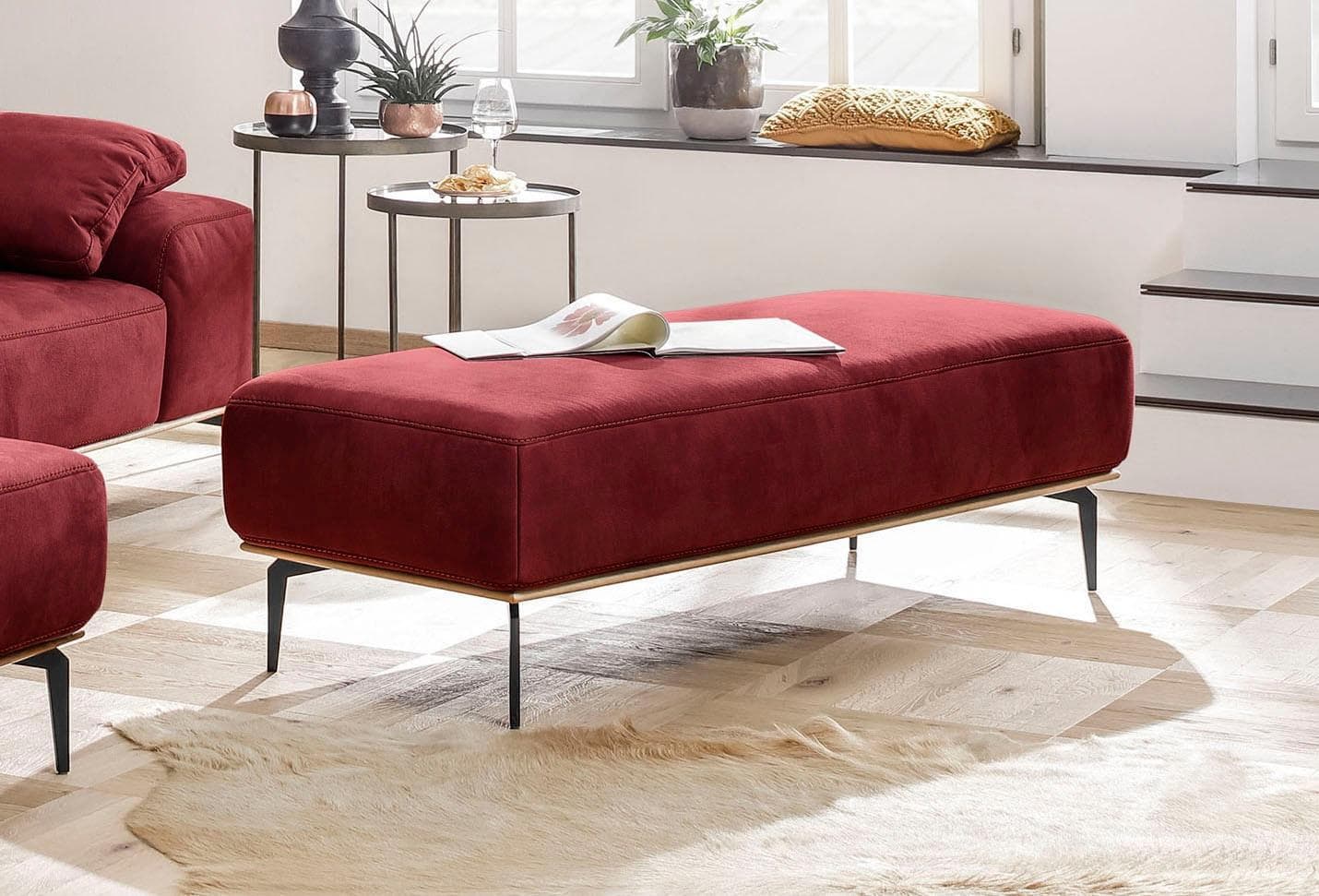 W.SCHILLIG Polsterhocker run Ruby Rot Leder Holzsockel