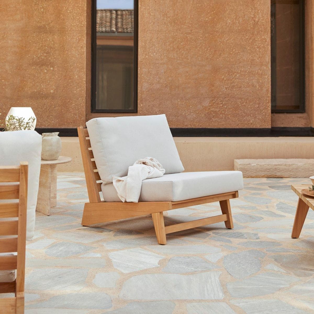 Tikamoon Outdoor Sessel Olia Teakholz mit Kissen