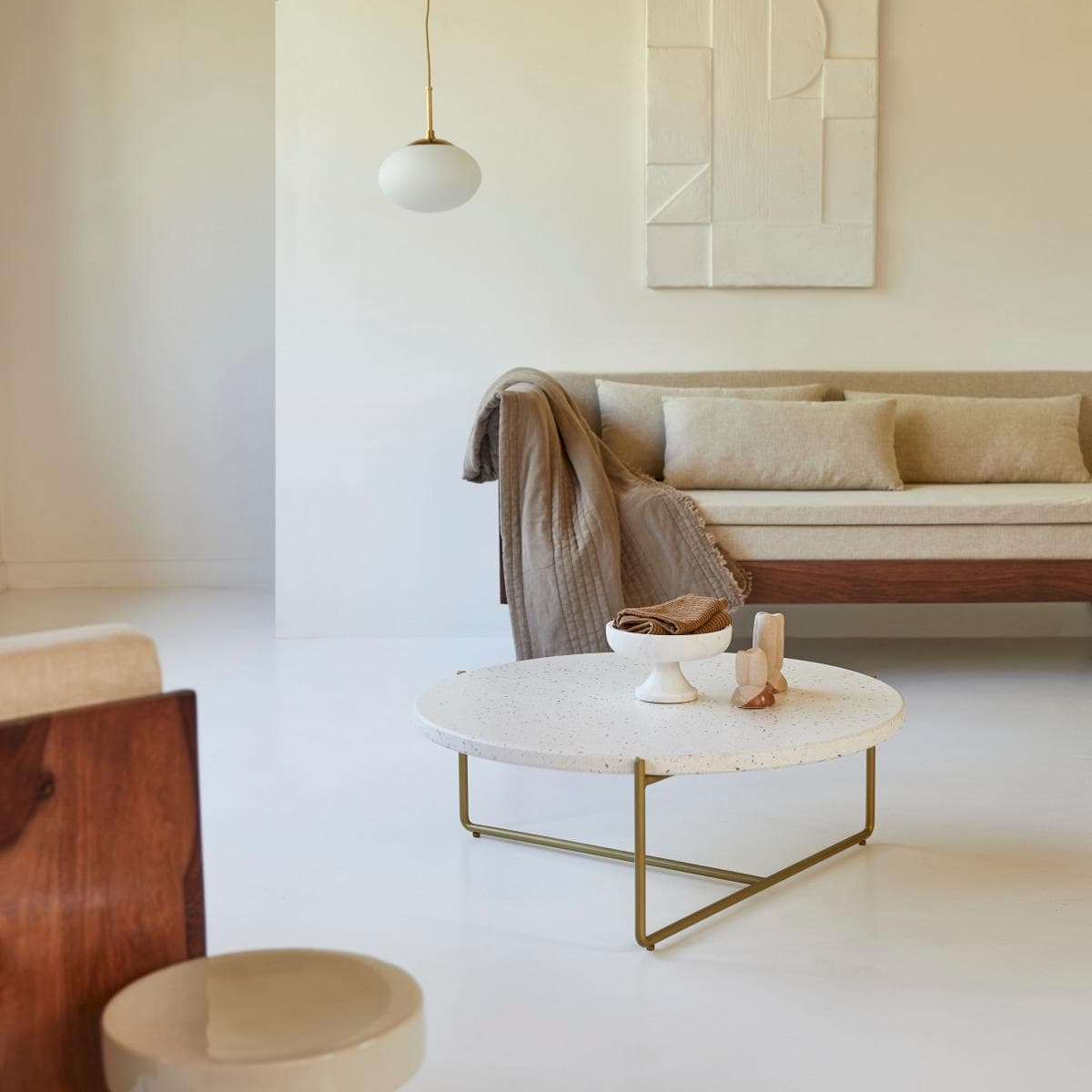 Couchtisch Konfetti aus Metall und Terrazzo 80 Anatole mit goldenem Gestell