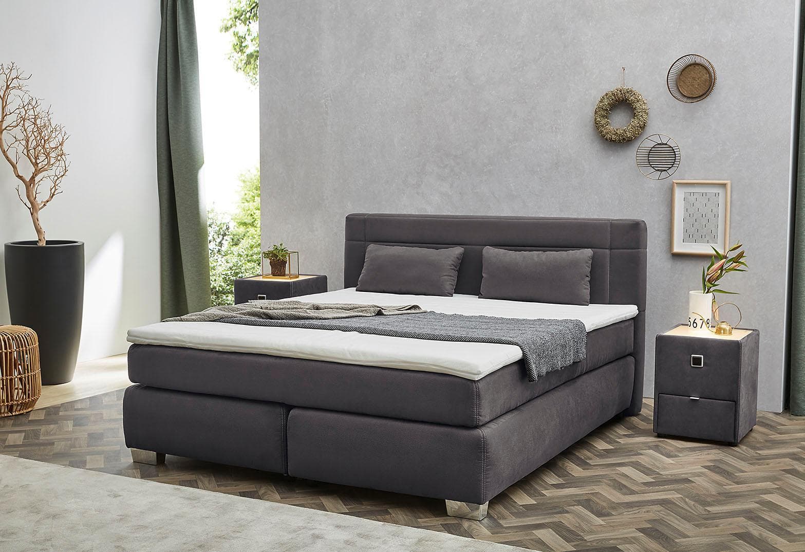 Boxspringbett mit Kaltschaum-Topper und Zierkissen