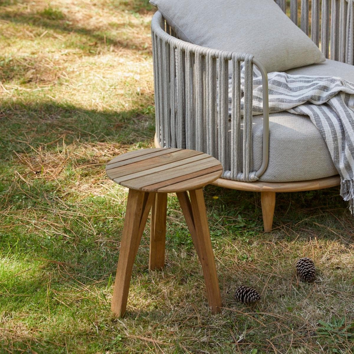 Tikamoon Outdoor-Ablagetisch Katrine aus massivem, recyceltem Teakholz