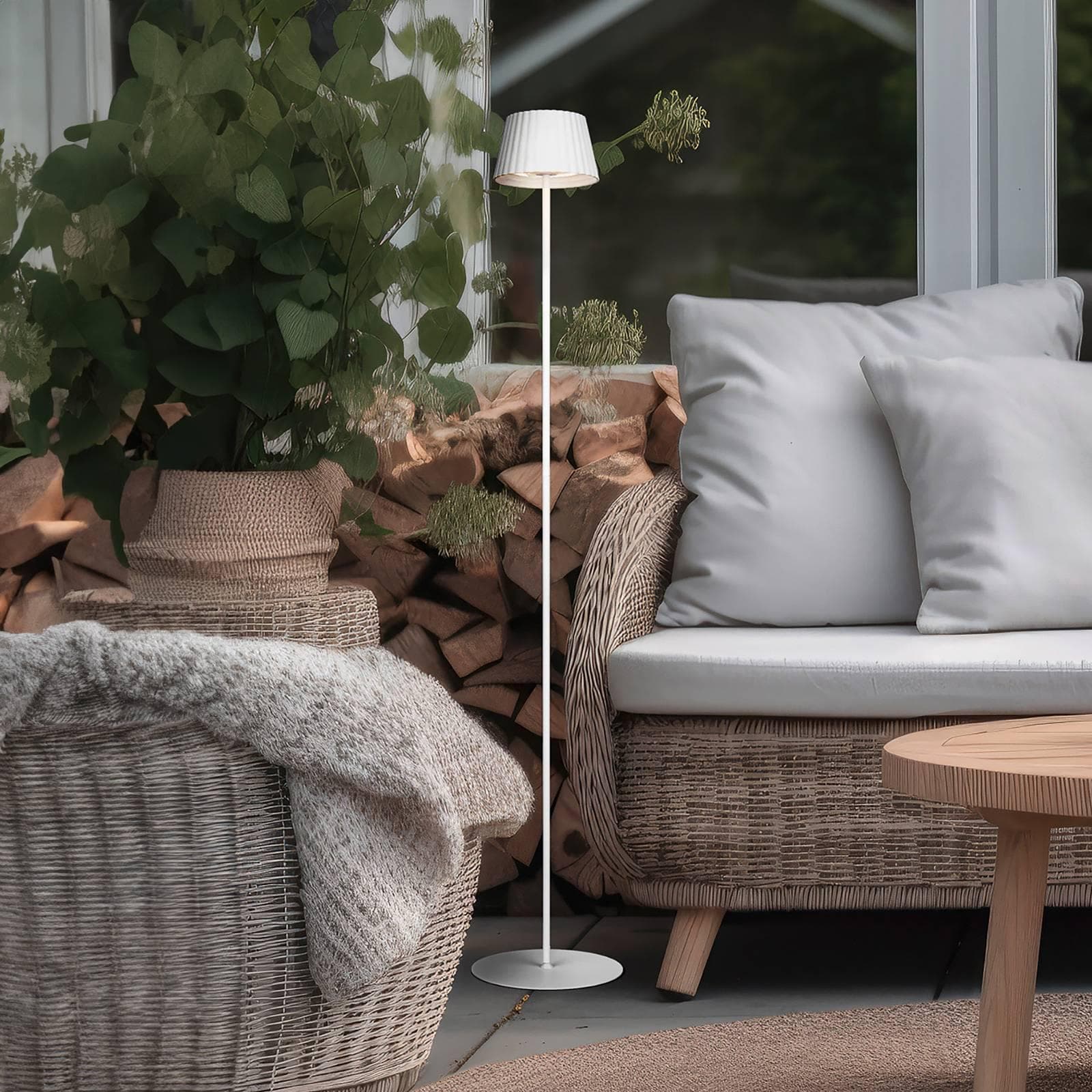 Reality Leuchten SUAREZ LED Stehlampe Akkubetrieben Weiß Kunststoff Dimmfunktion USB-Port