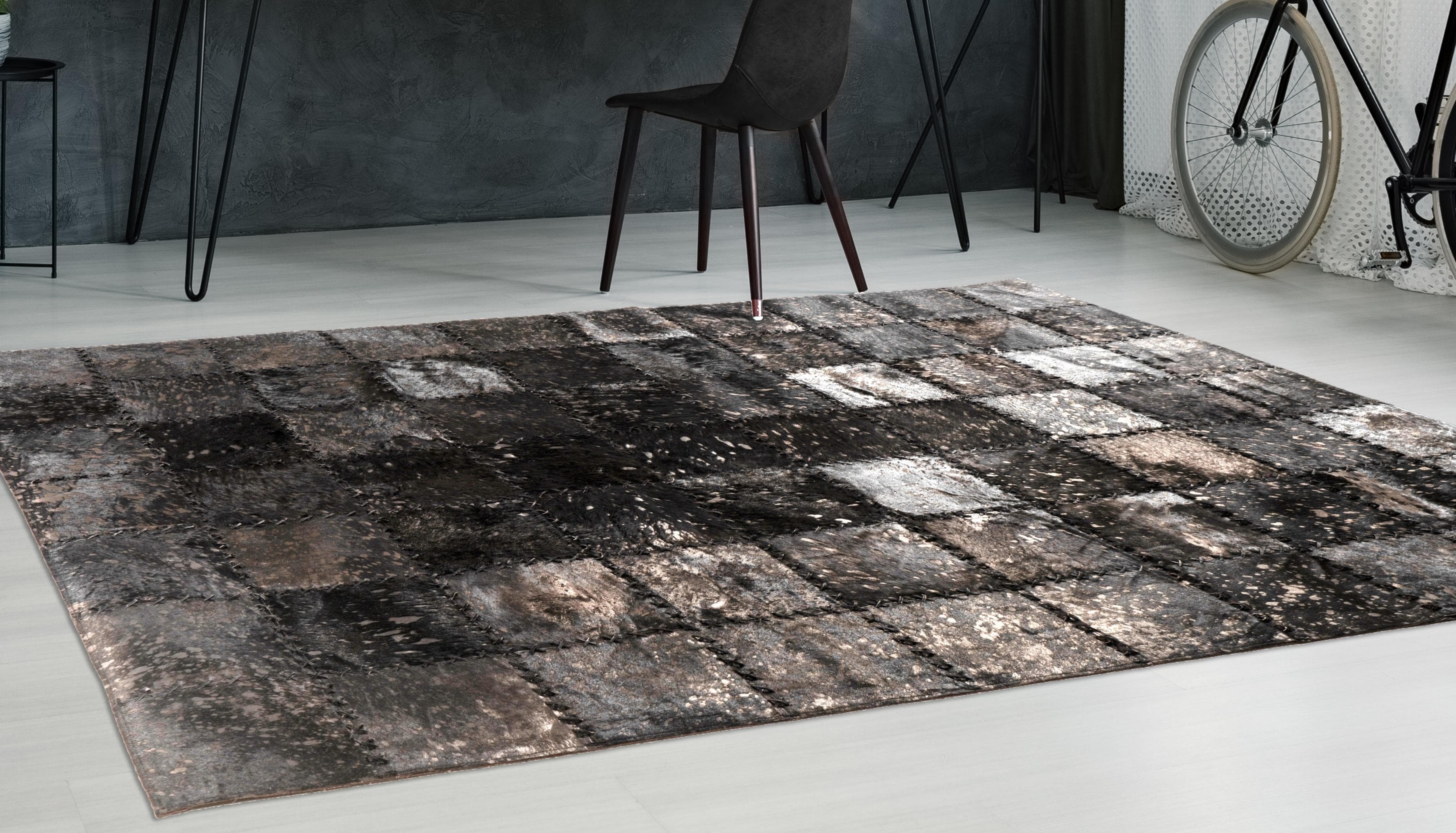 Moderner Patchwork-Fellteppich aus Leder und Rinderfell