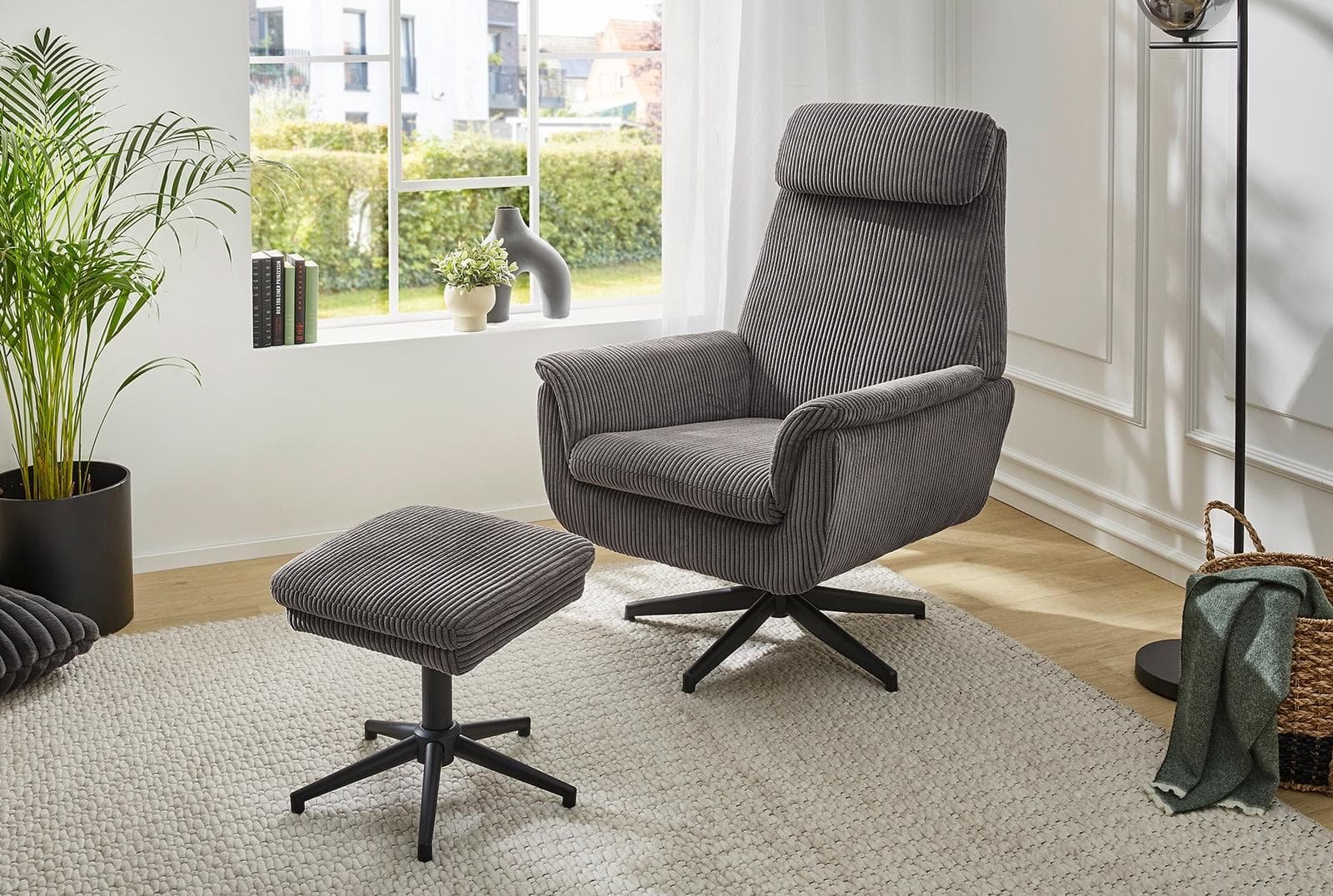 Drehbarer Relaxsessel mit praktischem Hocker