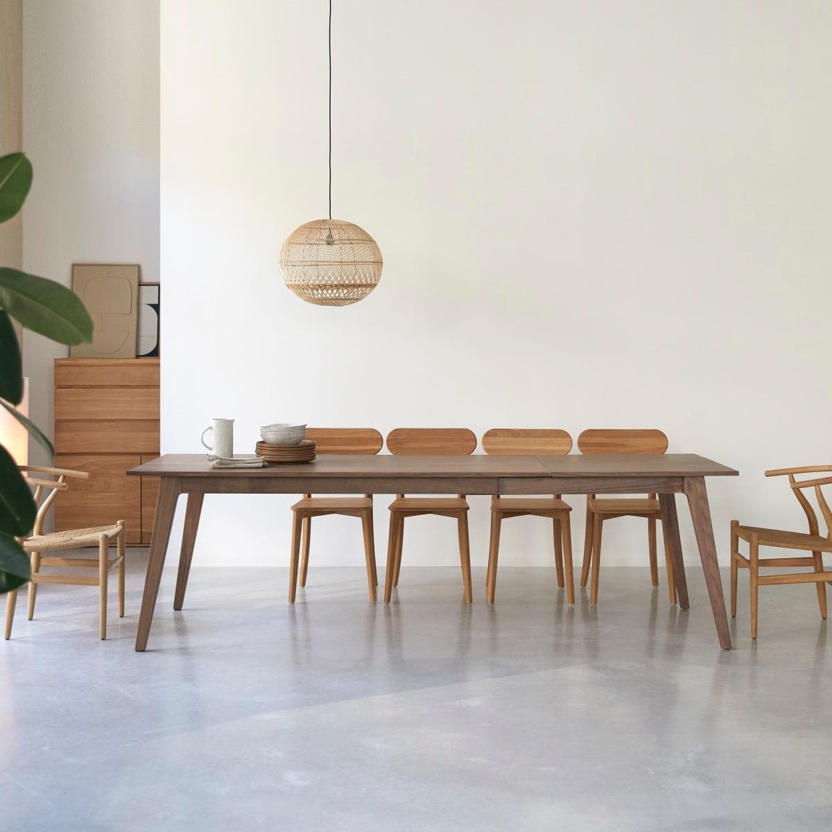 Tikamoon Tisch Esmée aus massivem Nussbaumholz, 260 x 91 cm