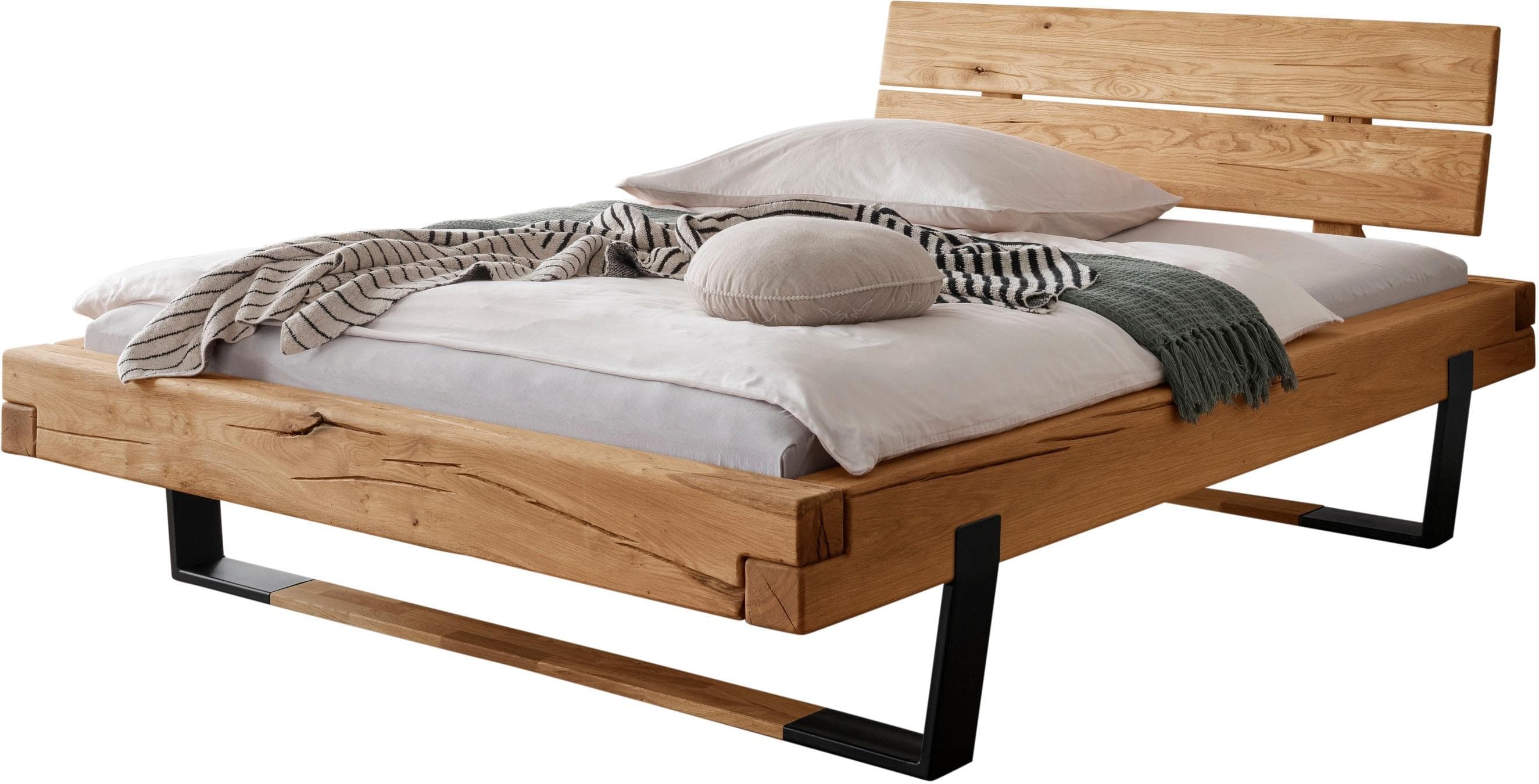Massivholzbett aus Holzbalken mit Metall-Kufen