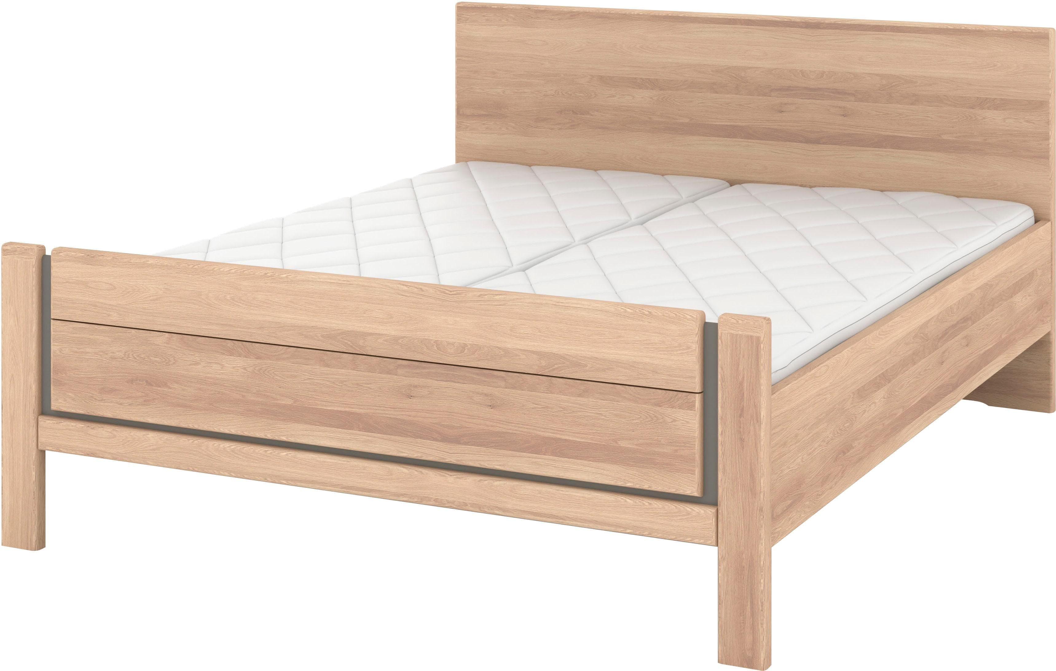Modernes Bett aus massiver Eiche