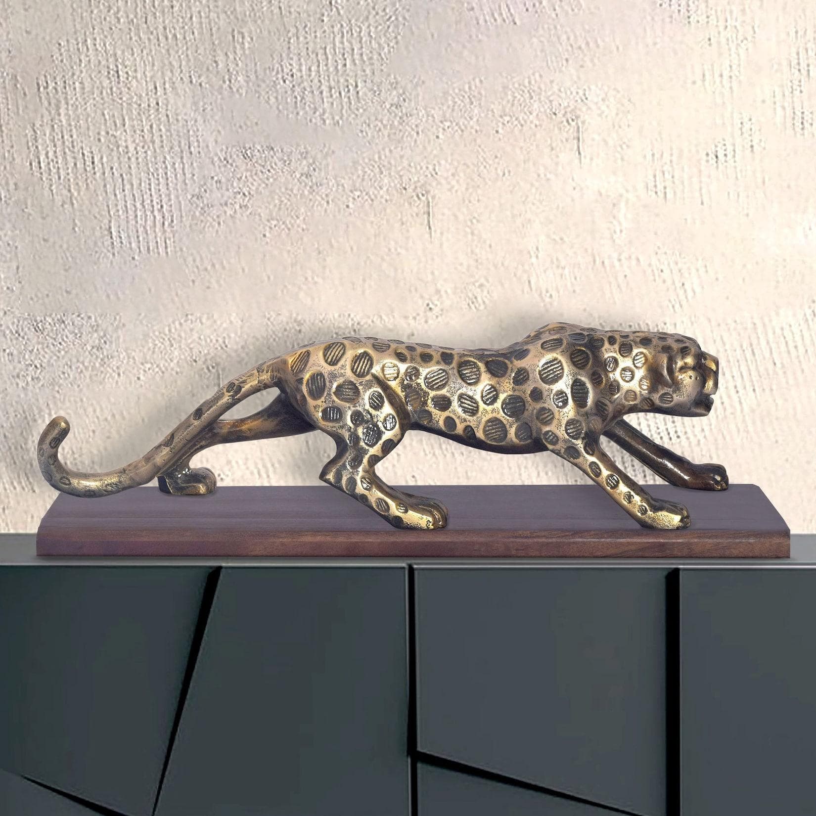 Moderne Dekofigur aus Aluminium und Holz in Gold