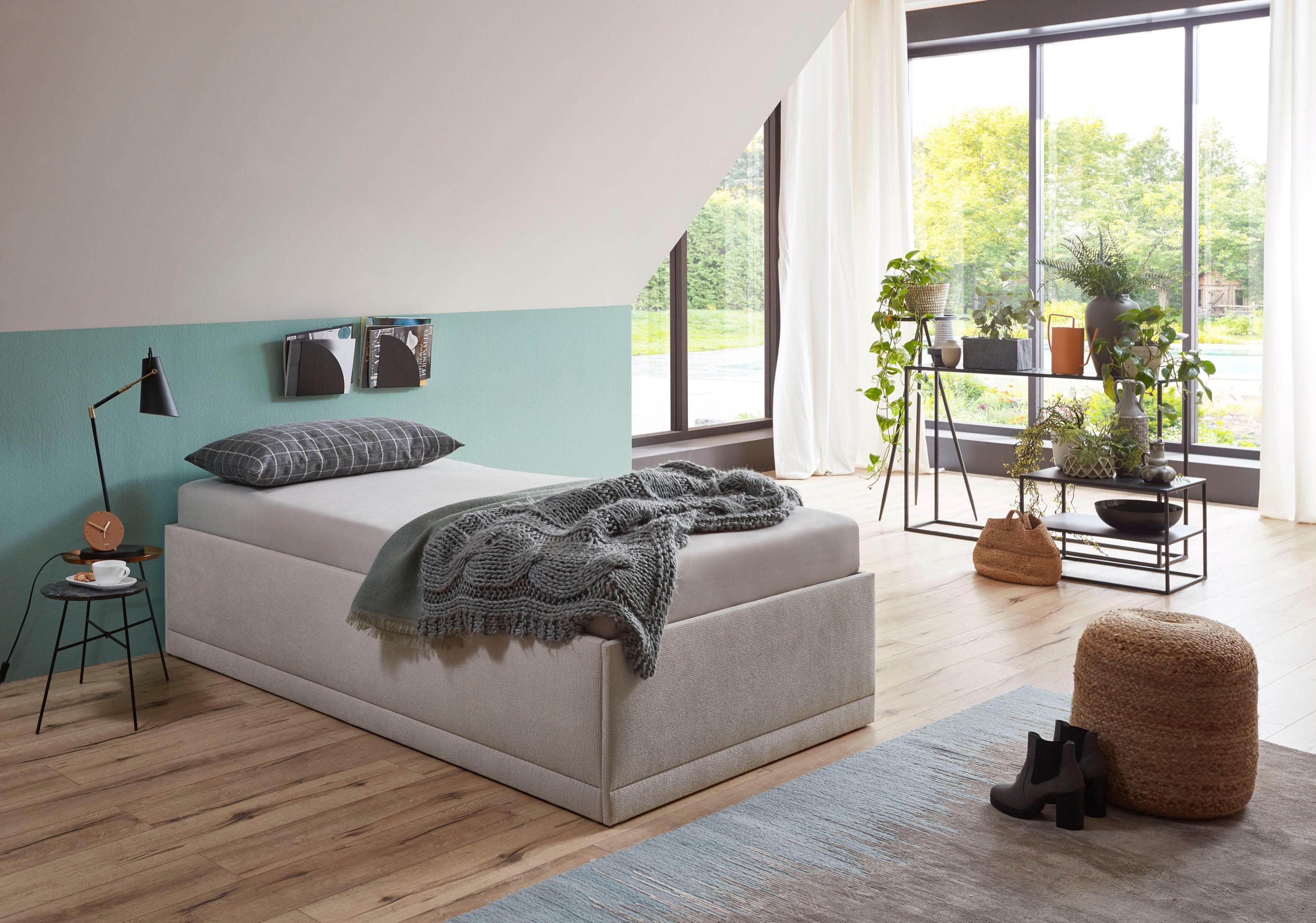 Polsterbett mit Zierkissen und Bettkasten