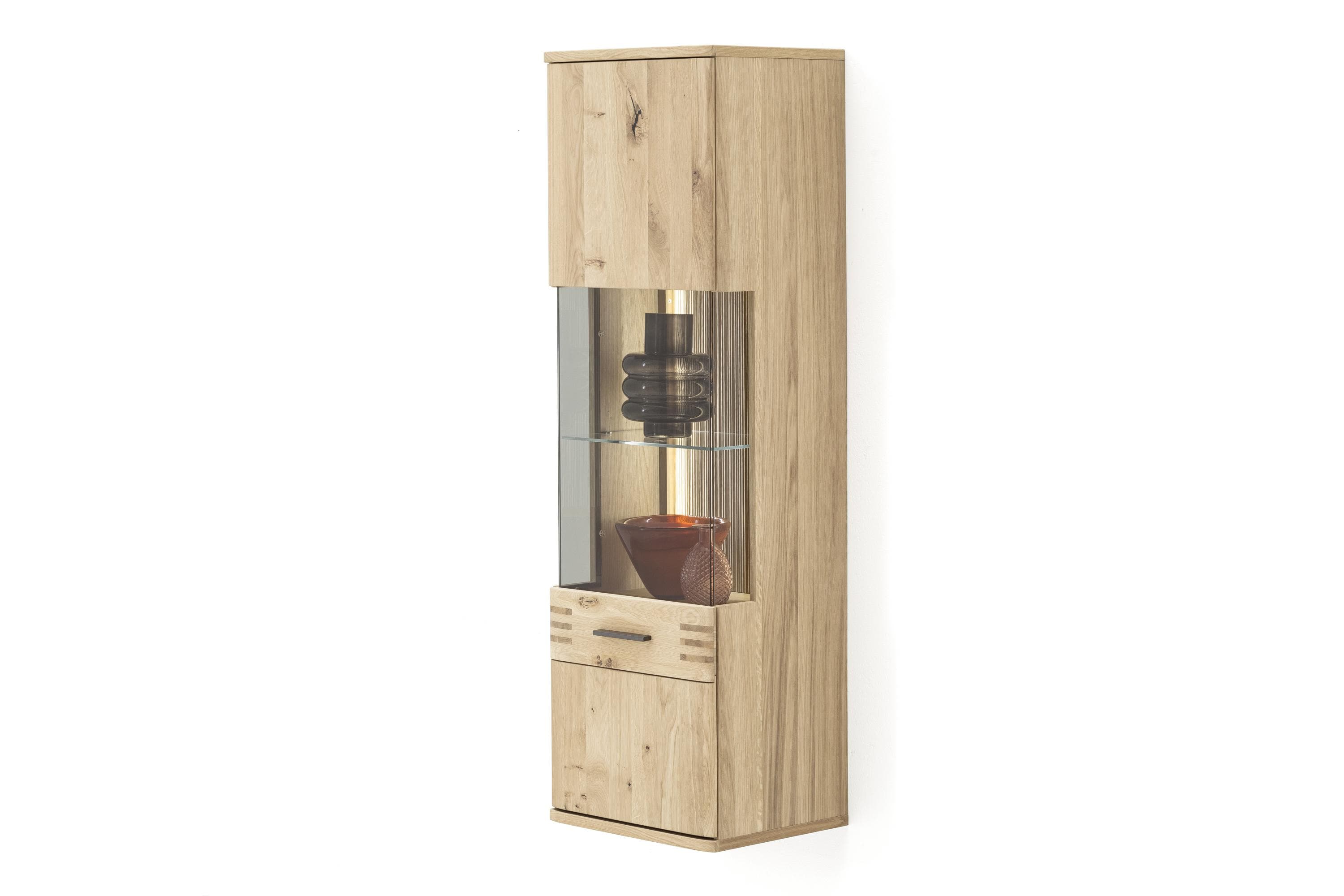 Hängevitrine aus Eiche Bianco mit LED-Beleuchtung