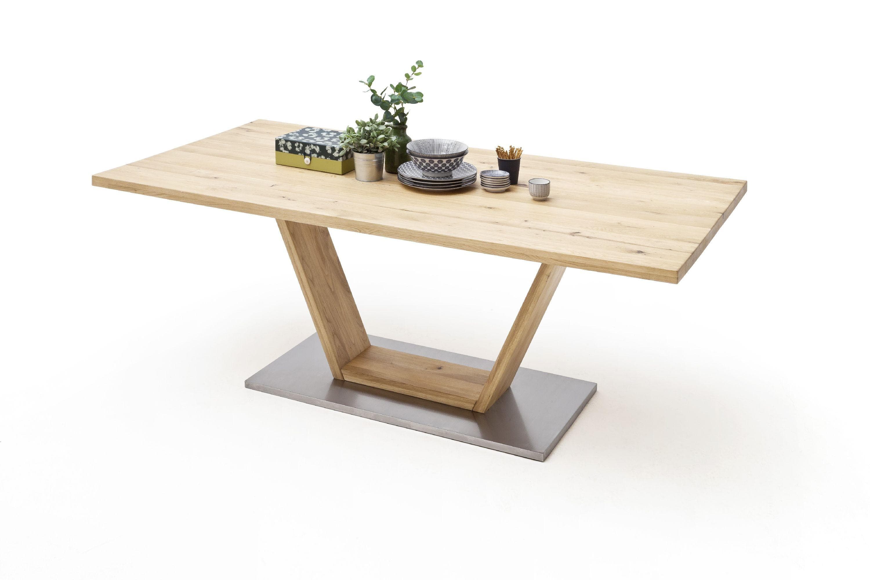 Massiver Esstisch aus Balkeneiche mit V-Fuß