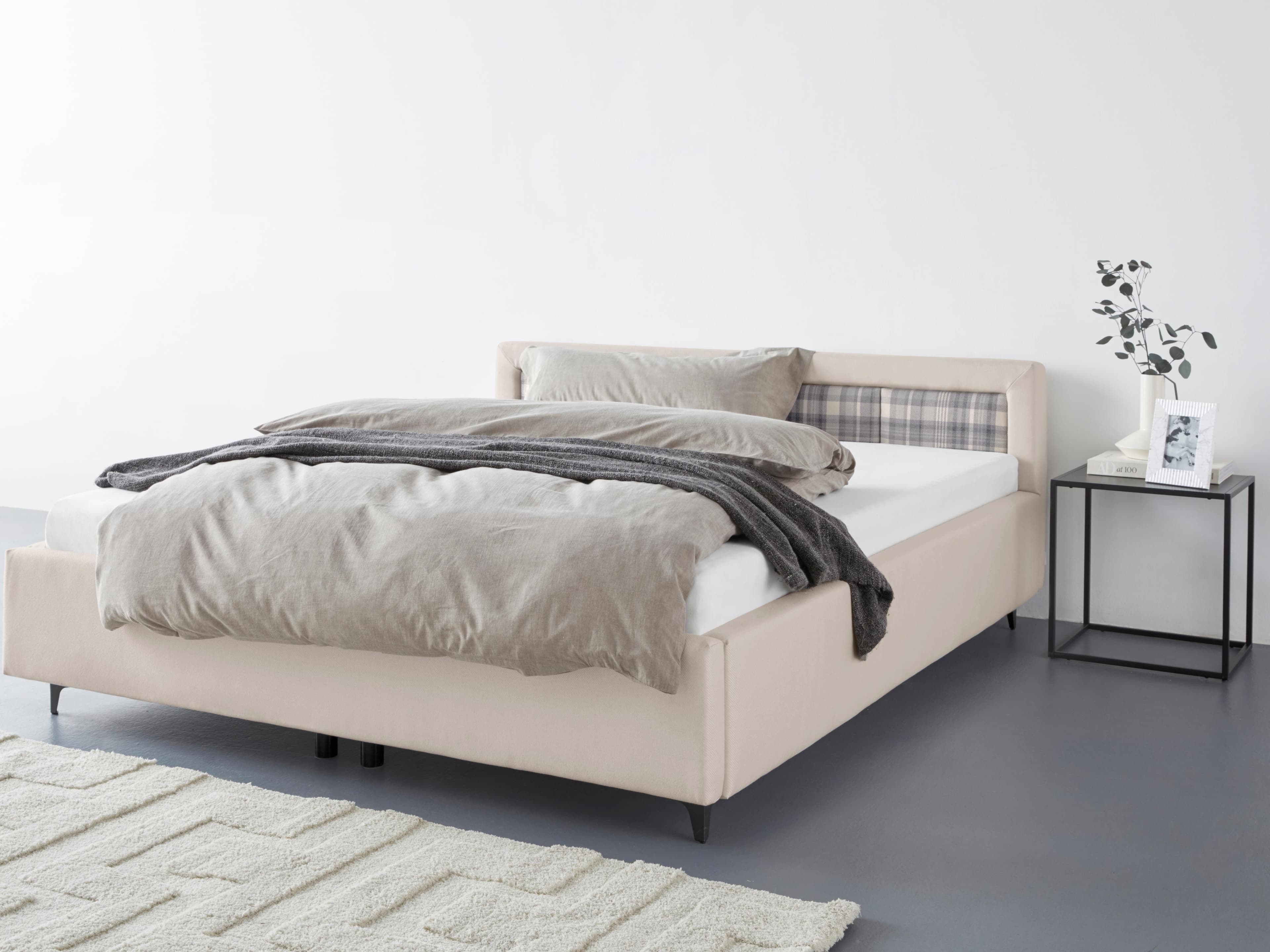 Luxuriöses Polsterbett in zeitlosem Scotland-Design