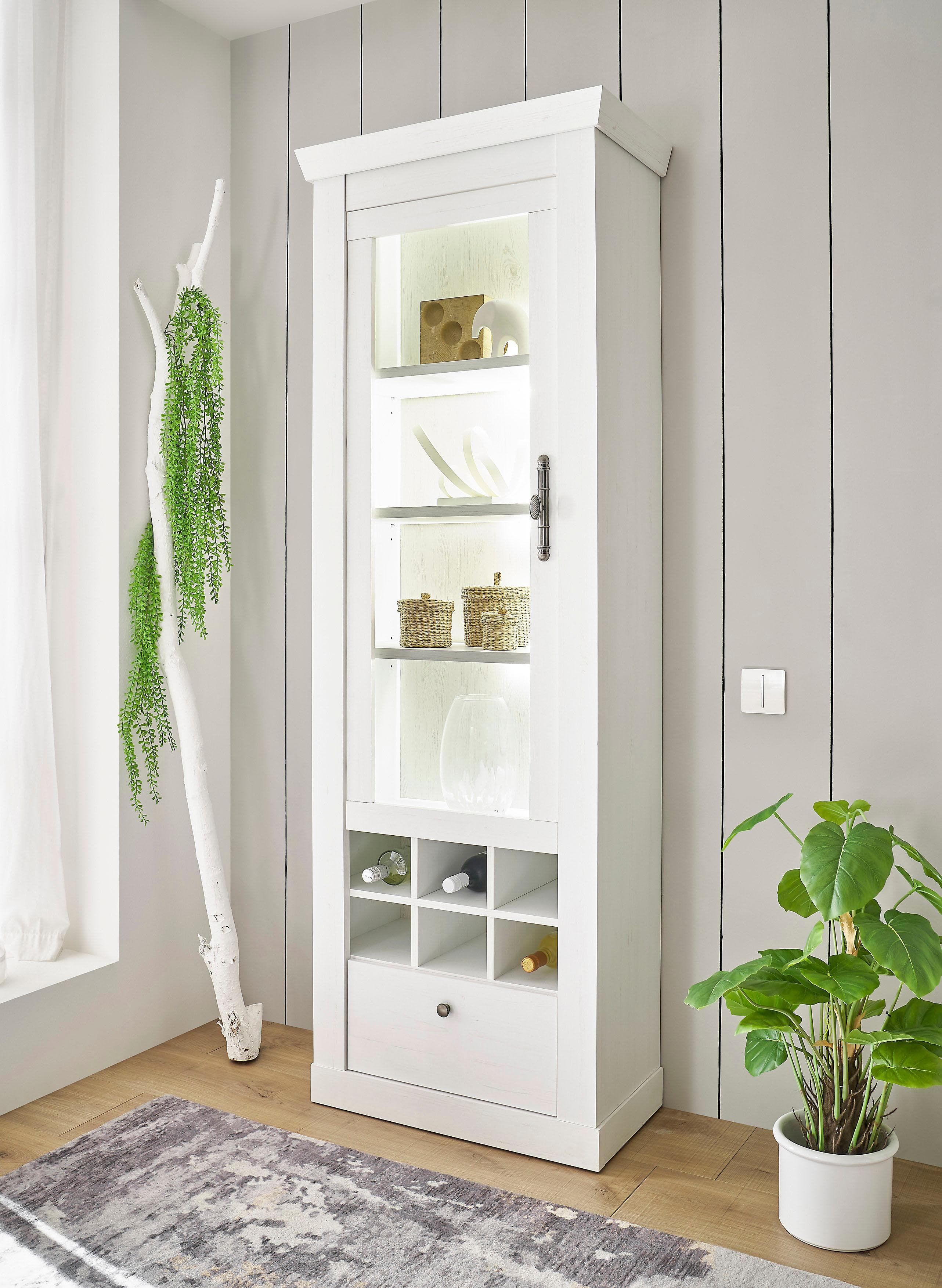 Romantische Vitrine mit Metallgriffen - Landhausstil