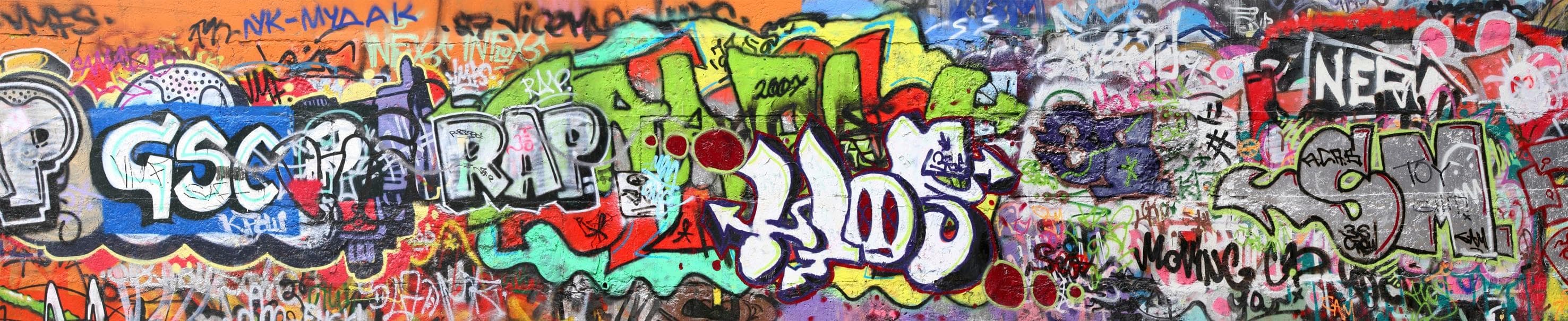 Bunte Küchenrückwand aus Holzwerkstoff mit Schriftzug