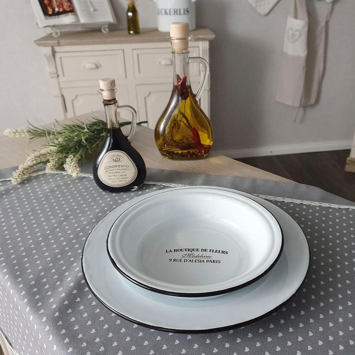 AMBIENTE HAUS Teller Tief aus Emaille in Antikweiß, Weiß, 18 cm