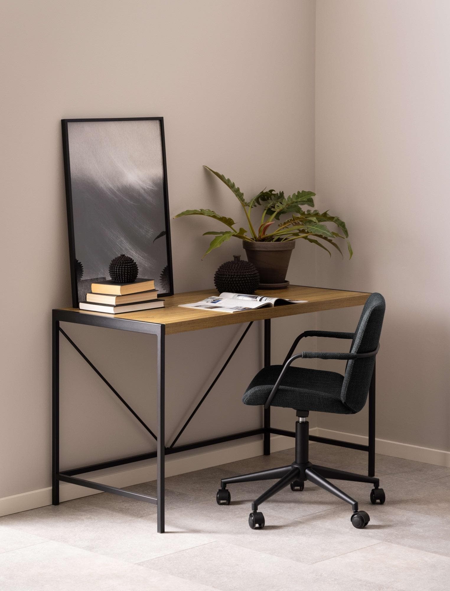 Bürotisch im Eiche-Look mit V-förmigem Drahtgestell