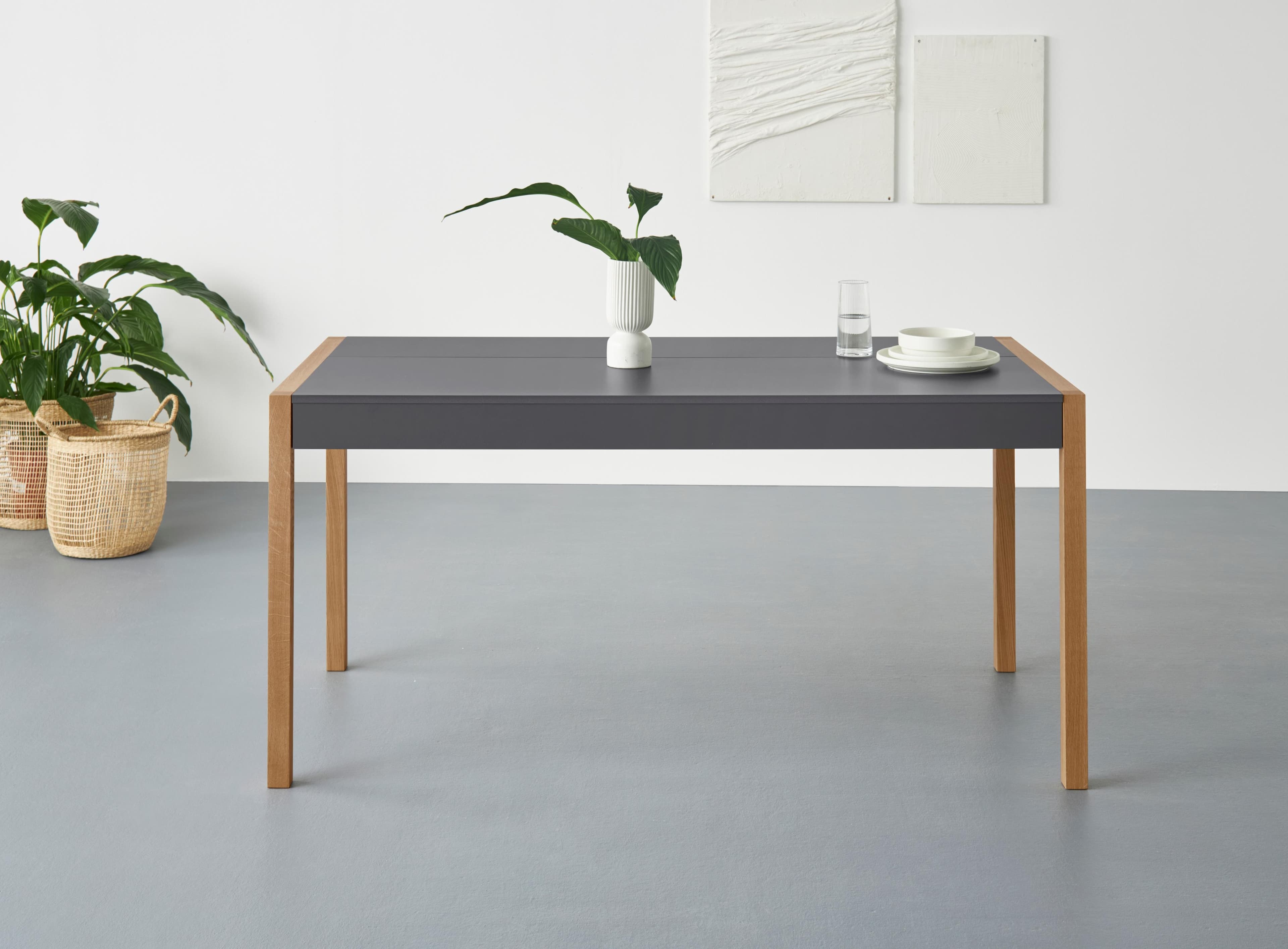 Multifunktionaler Esstisch mit integriertem Arbeitsplatz und Stauraum