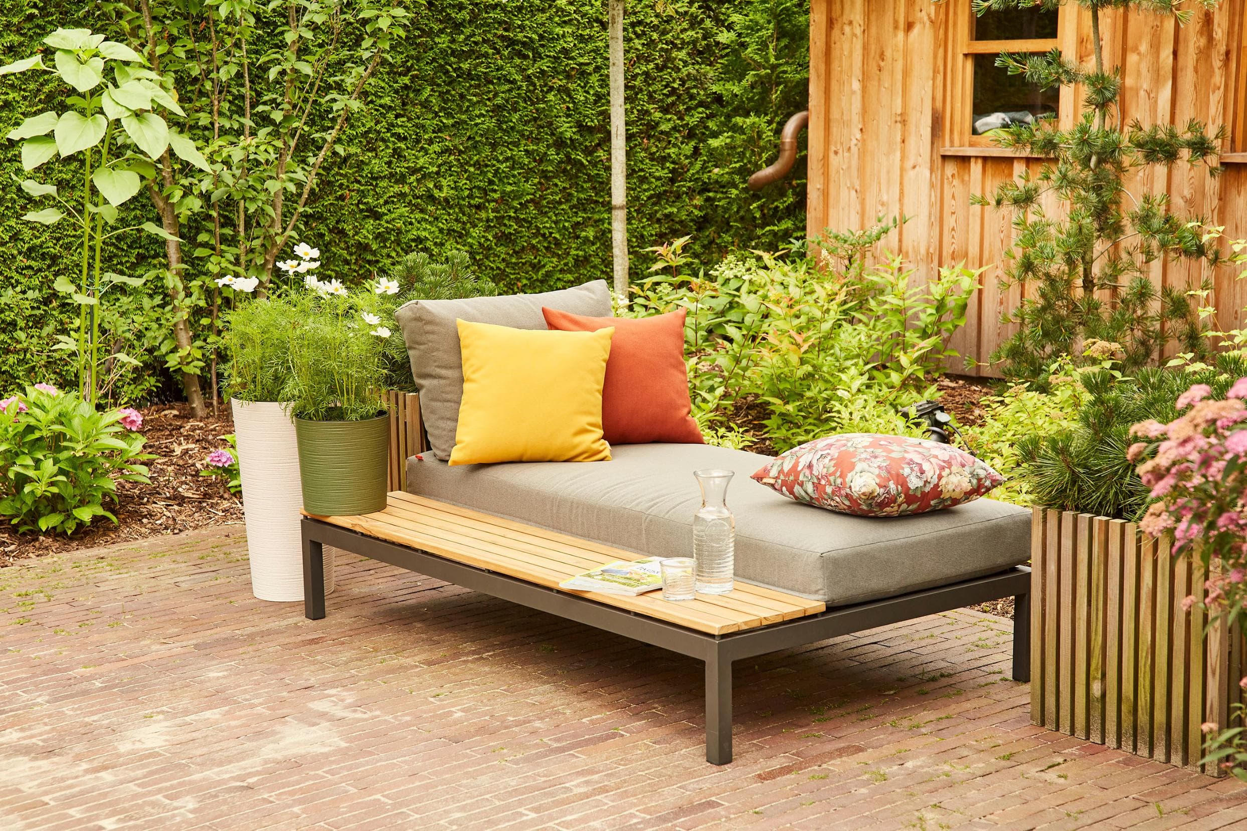 8-teiliges Gartenlounge-Set mit 2 Liegen & Kissen