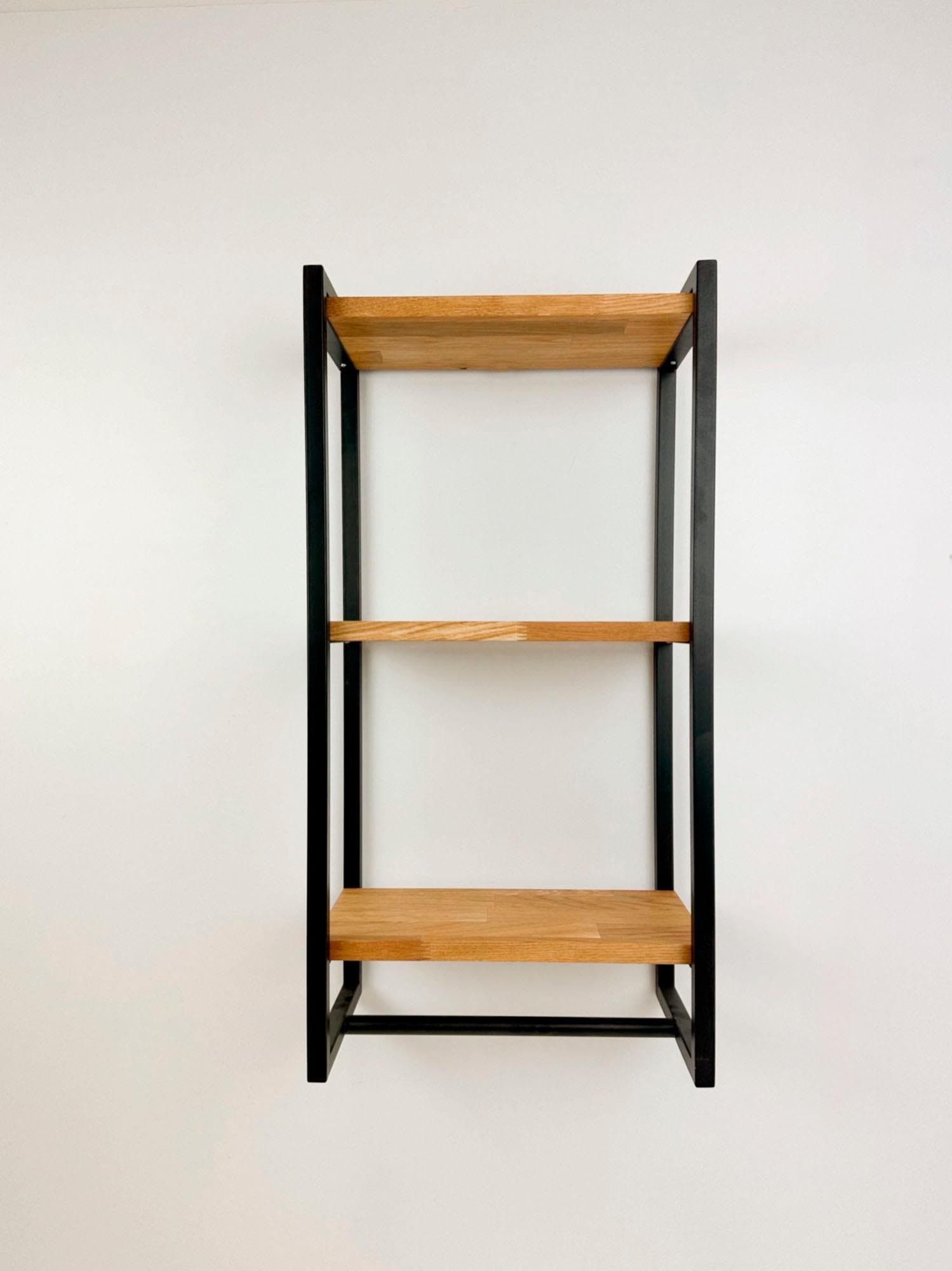 Metall-Wandregal mit Eichenablagen