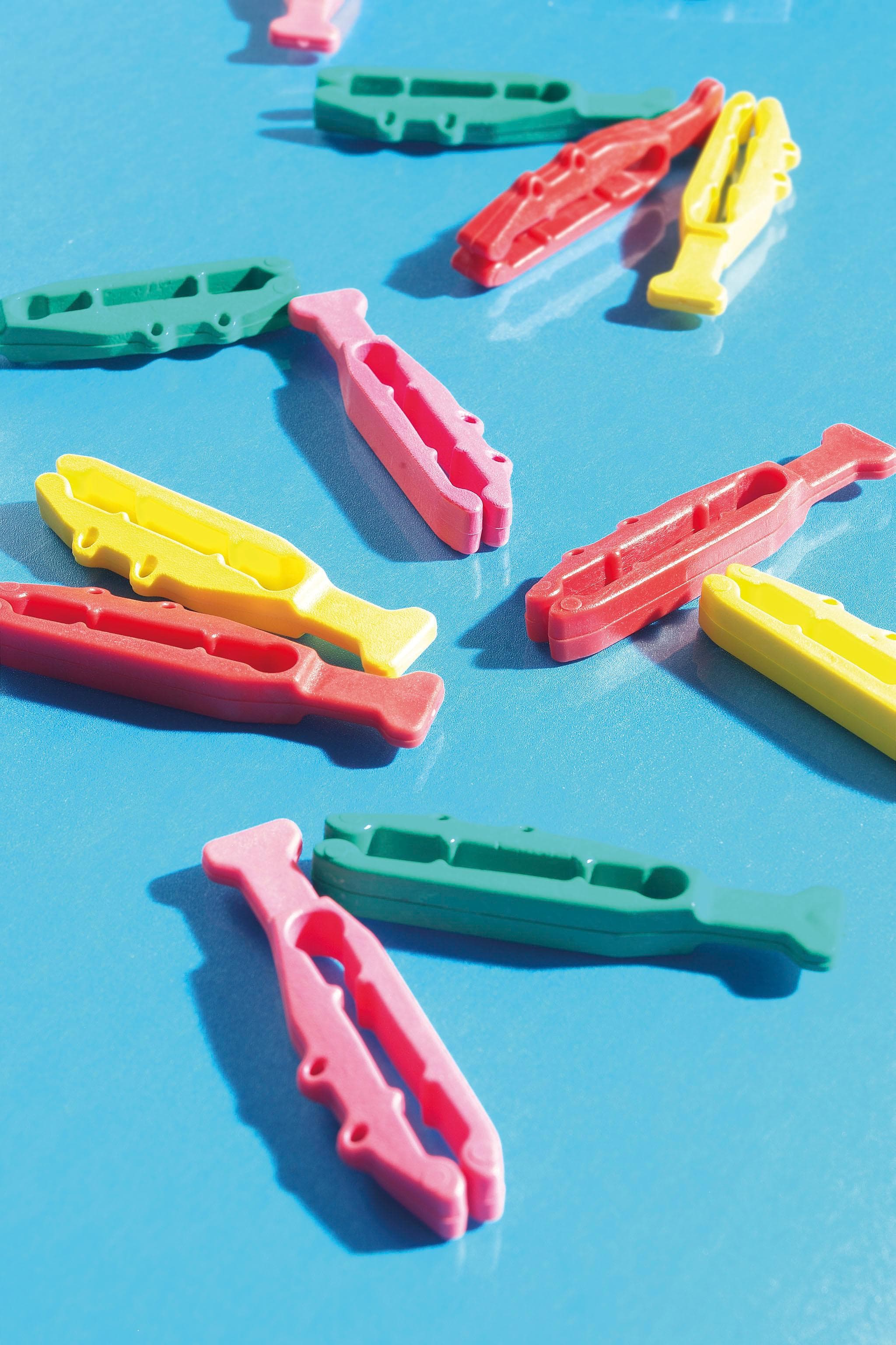 Bunte Wäscheklammern aus Delrin-Kunststoff