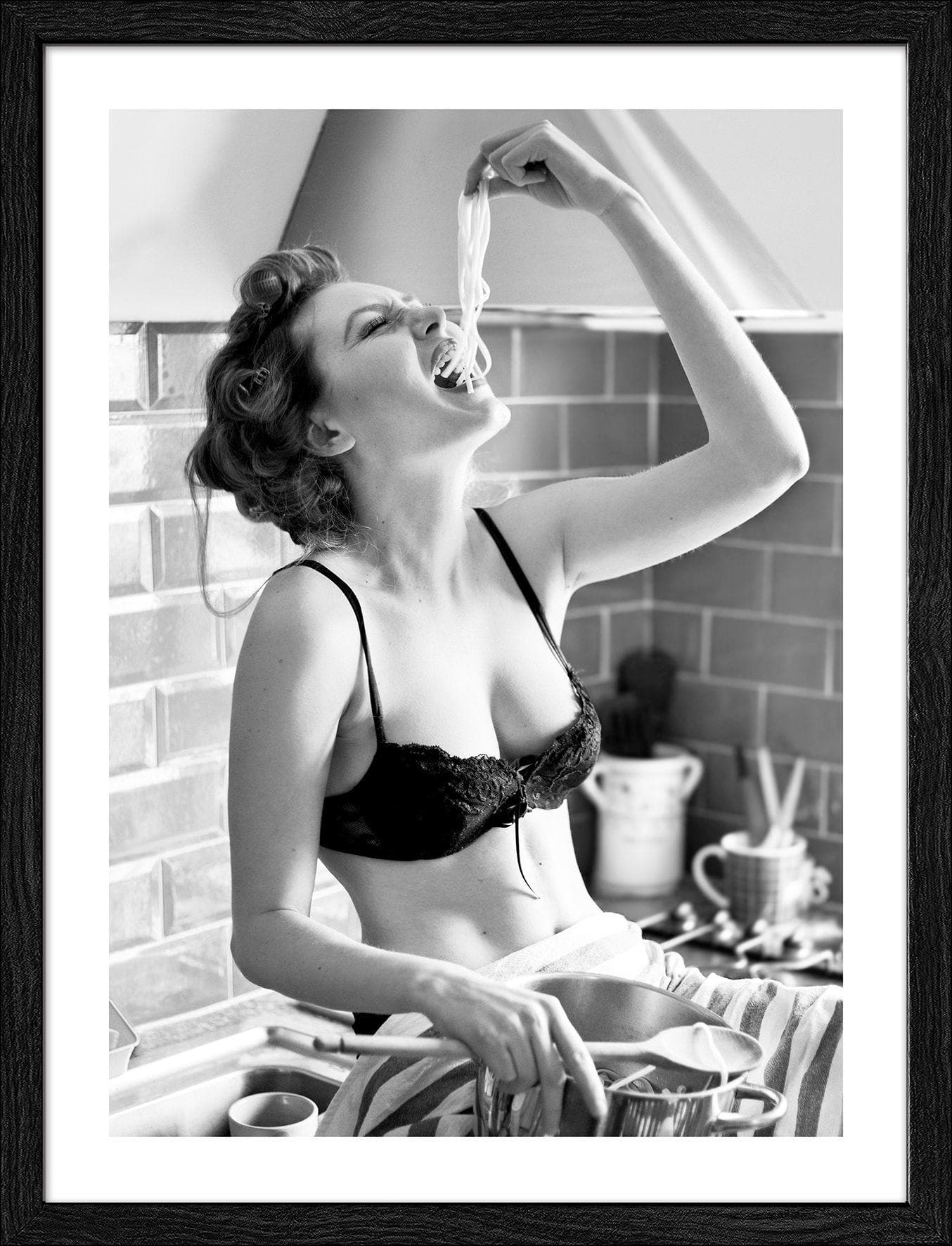 Gerahmtes Bild AFTER THE PARTY Kunstdruck hinter Glas