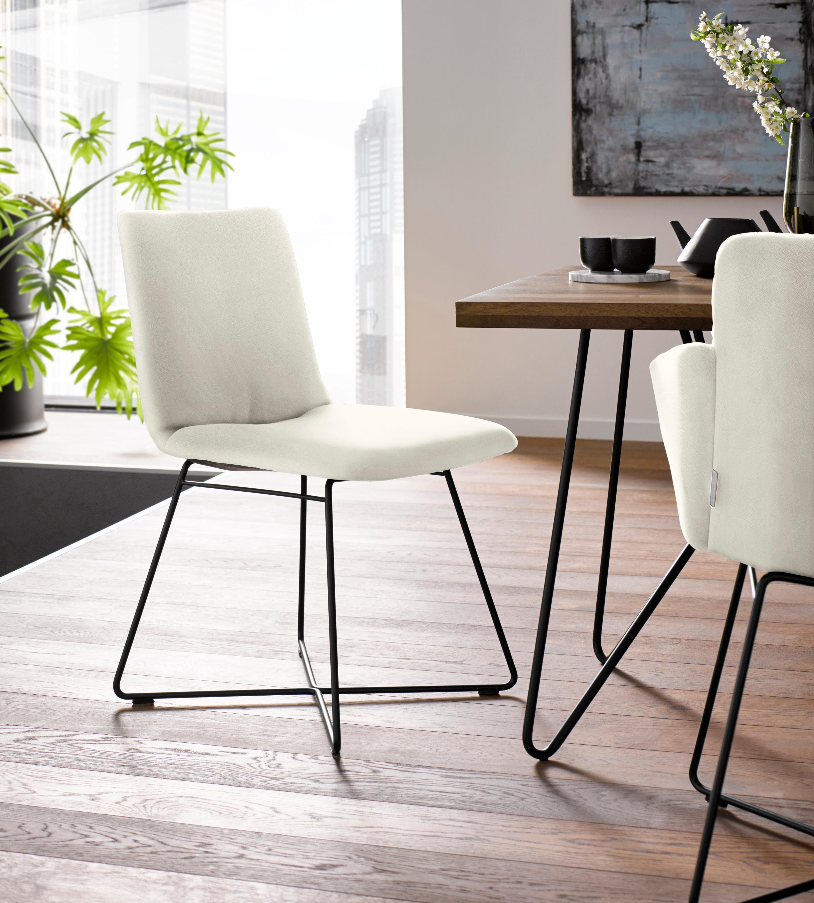 Polsterstuhl mit schwarzem Drahtrohrgestell