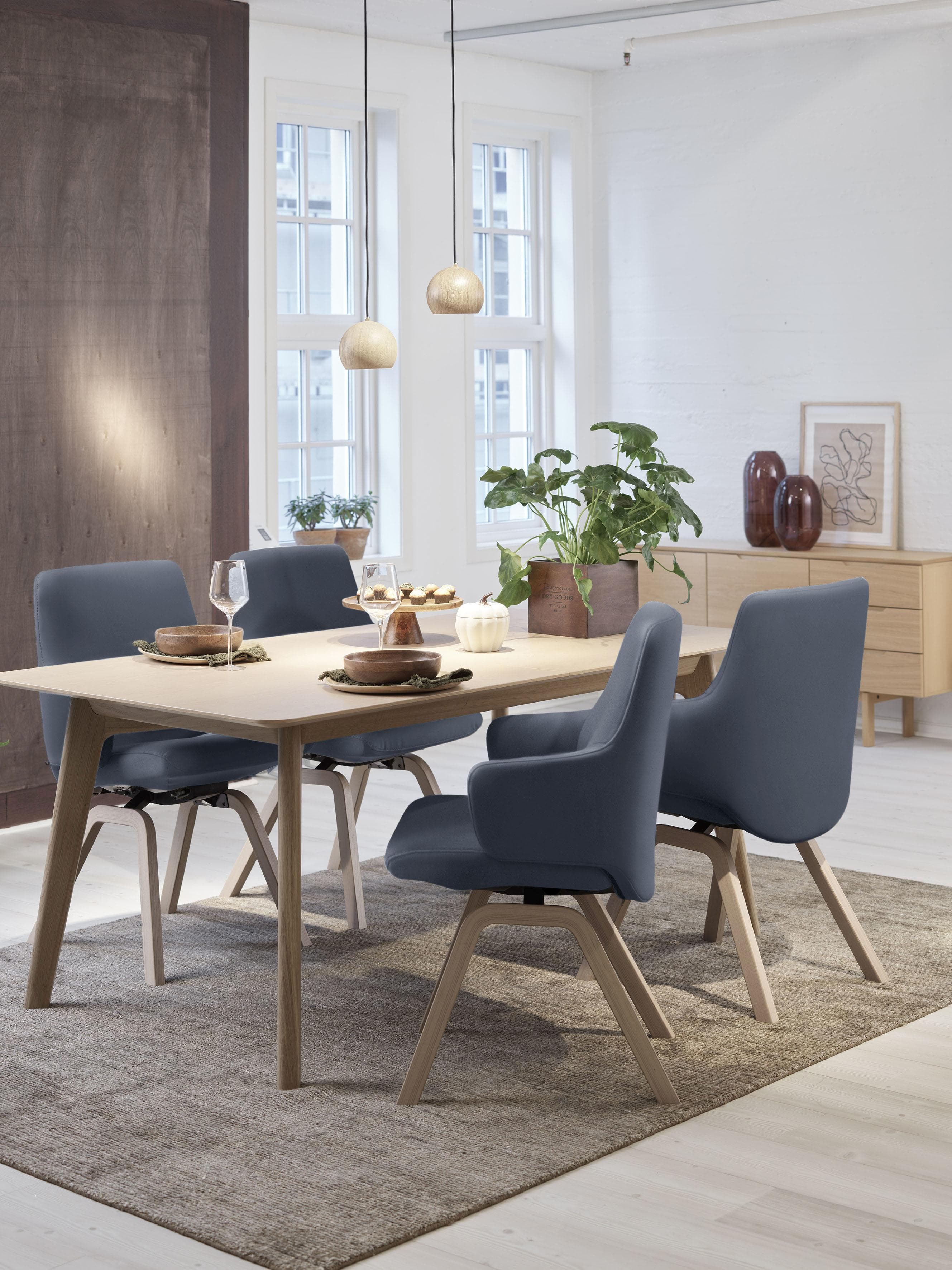 Polsterstuhl Low Back mit Armlehne und schräggestellten Beinen in Schwarz