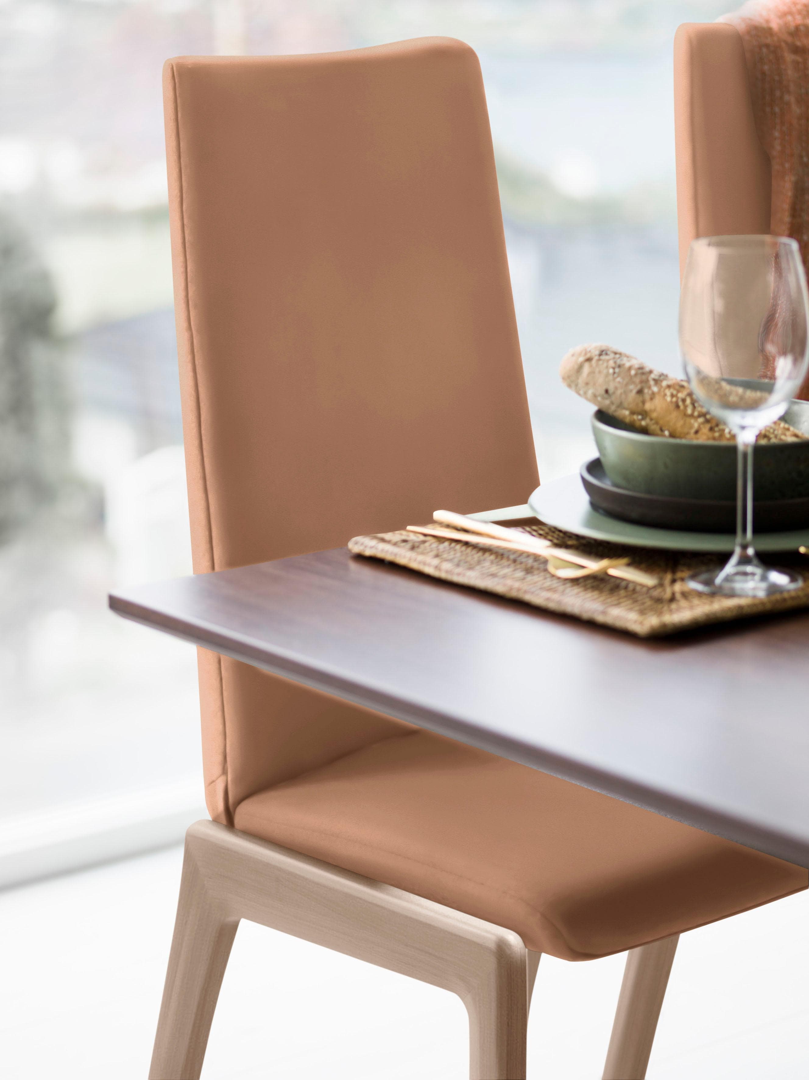 Komfortabler Hocker mit hoher Rückenlehne und abgerundeten schwarzen Beinen