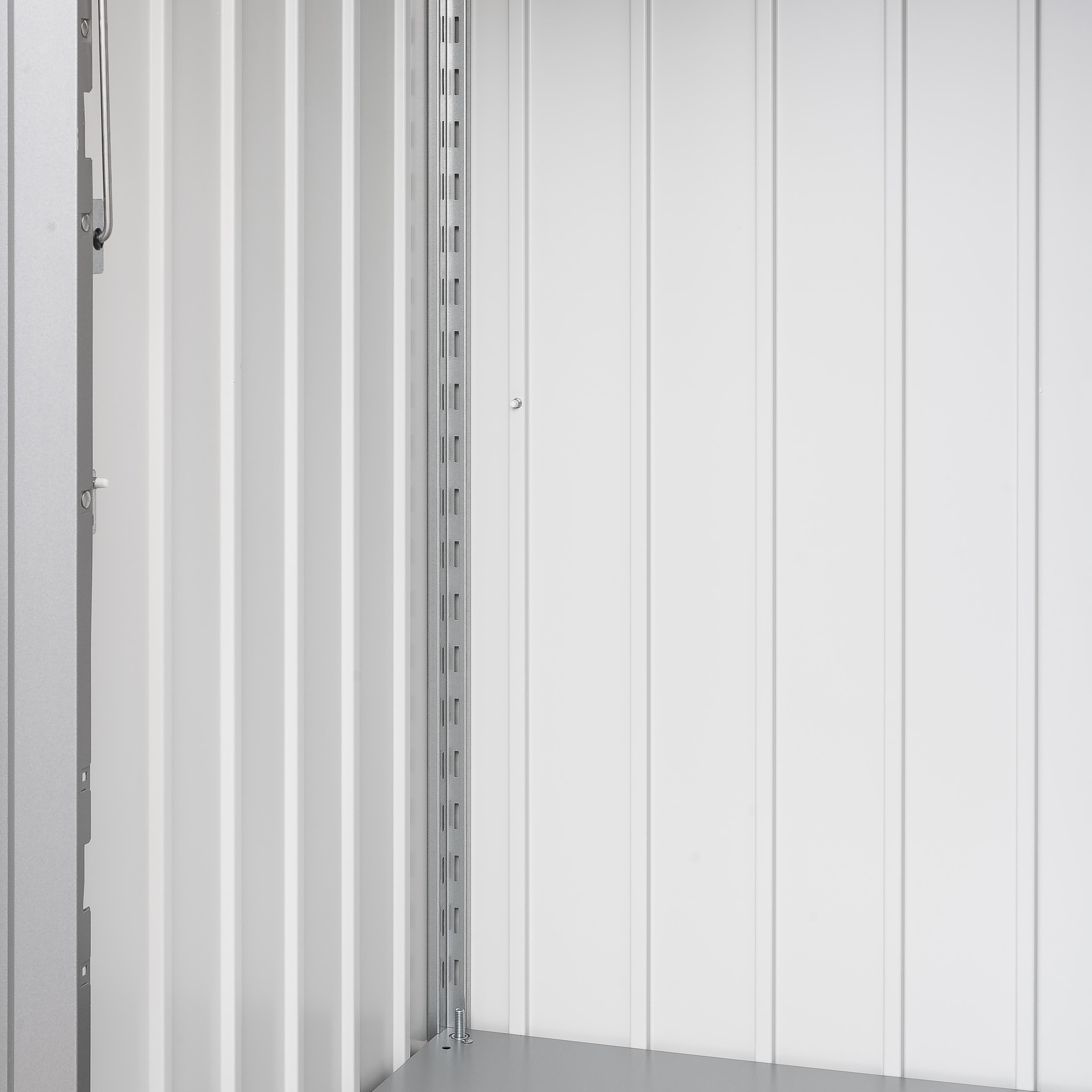 Silberfarbene Hakenleiste aus Stahl - Regalsteher