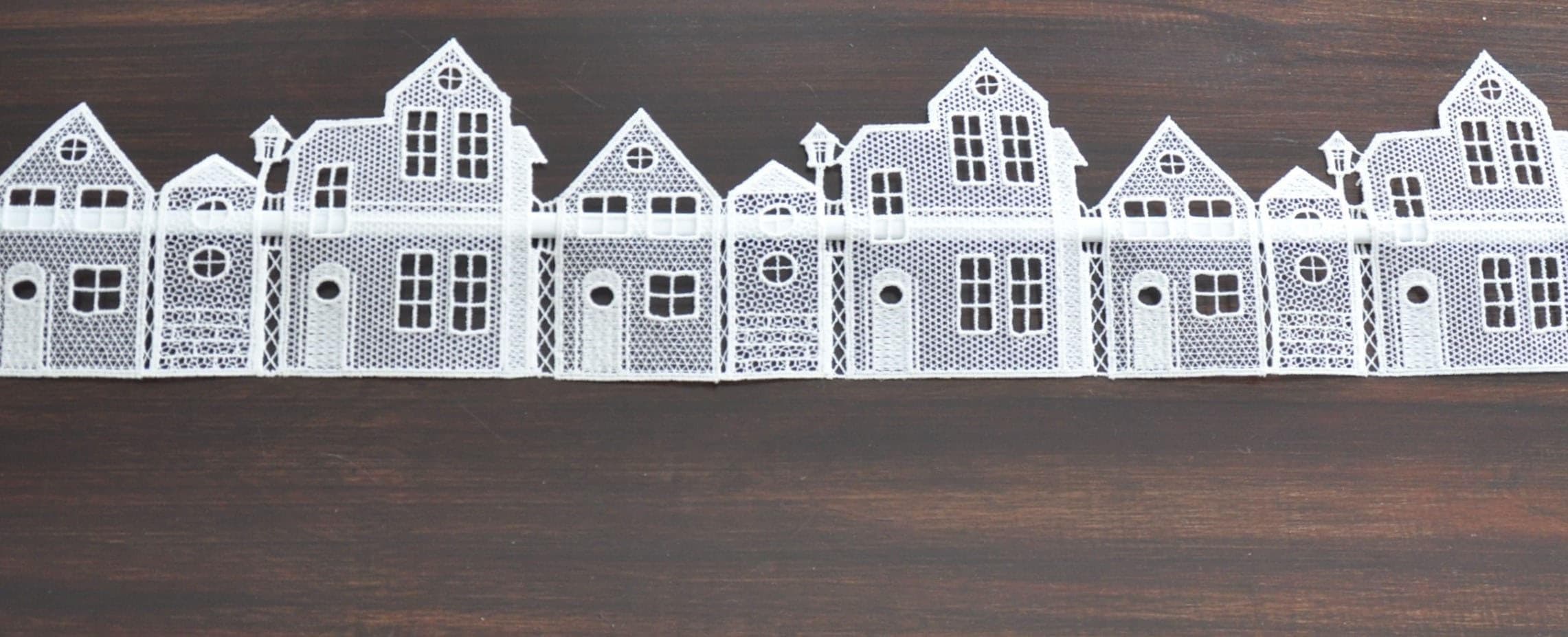 STICKEREIEN PLAUEN Fensterdekoration Häuser 126 cm Weiß Polyester