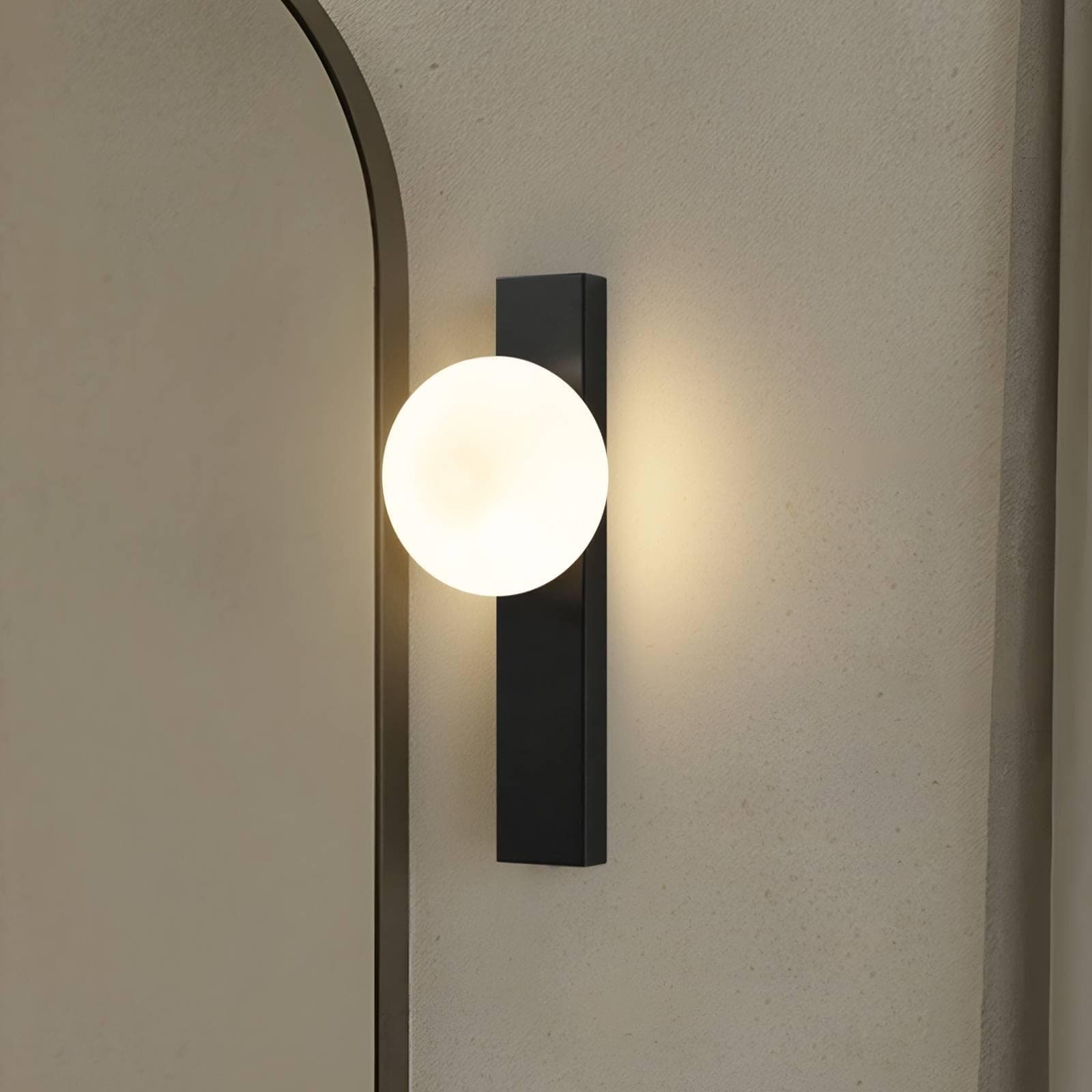 Lindby Bad-Wandleuchte Tavrik, Schwarz/Weiß, Glas