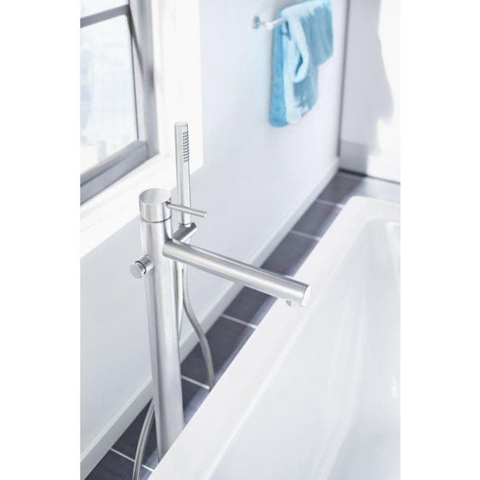 Design Wannenarmatur aus Edelstahl, gebürstet