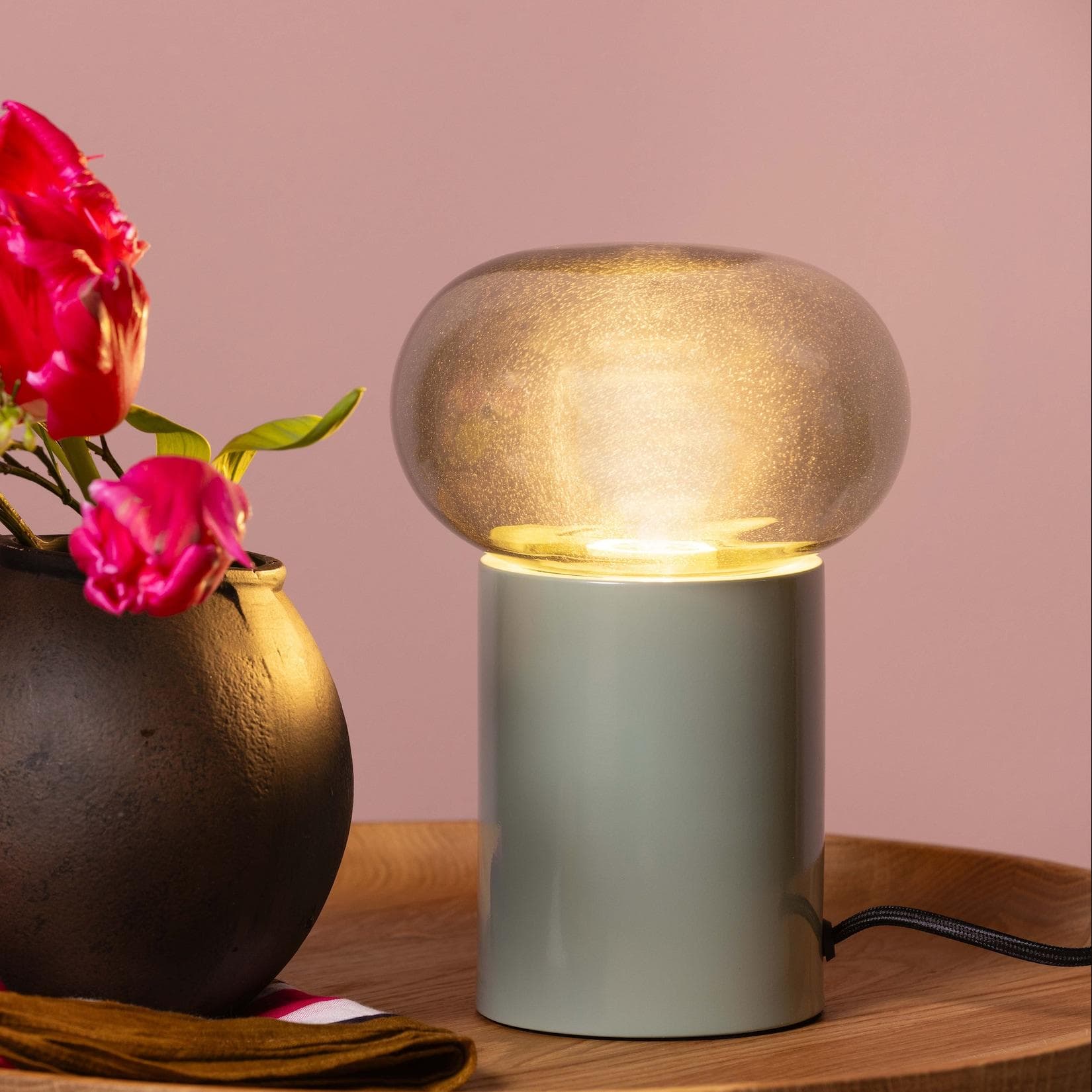 Brilliant Knut Tischleuchte: Grünes Rauchglas Design mit E27-Fassung