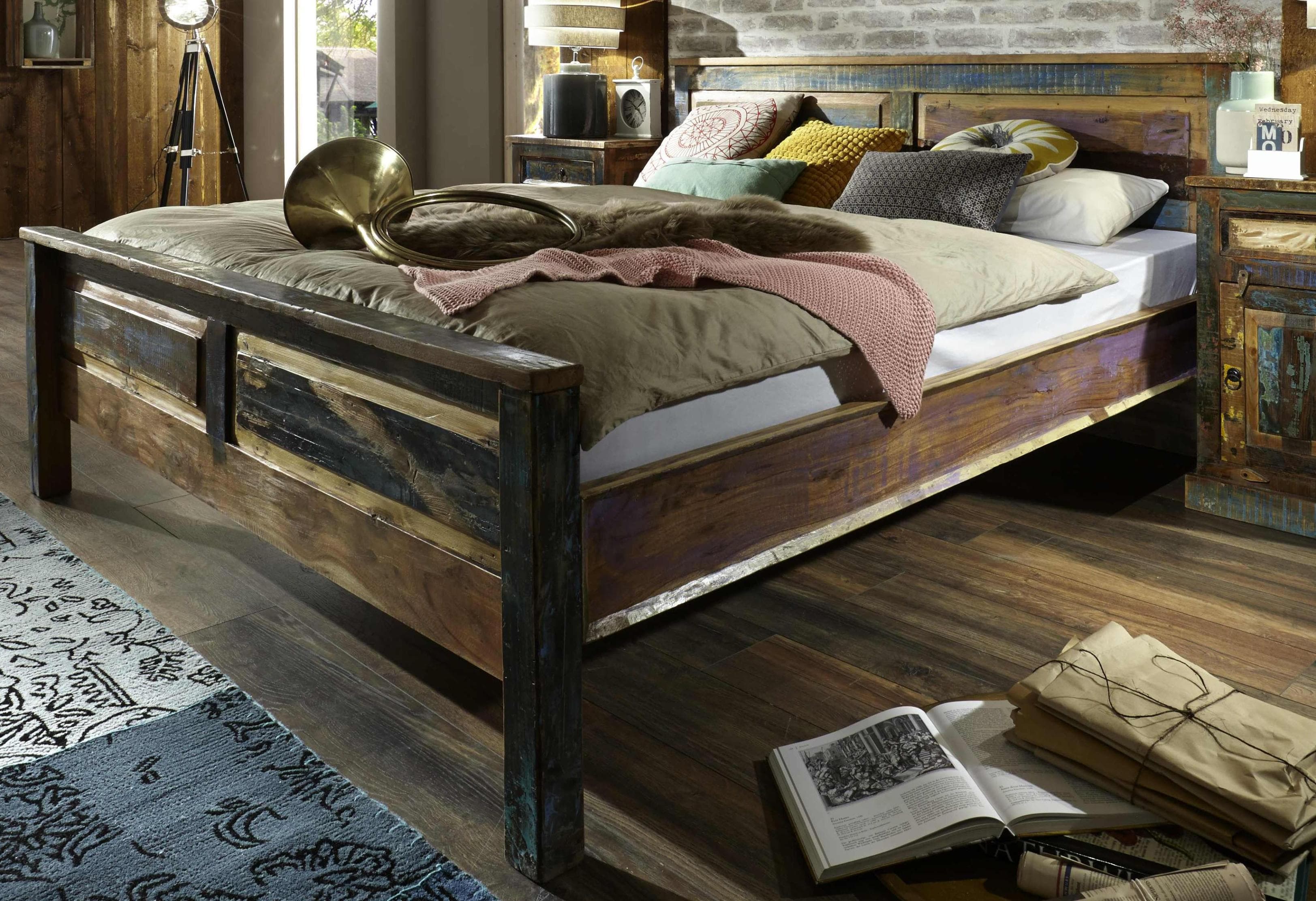 Recyceltes Massivholzbett im Vintage-Shabby-Chic-Stil