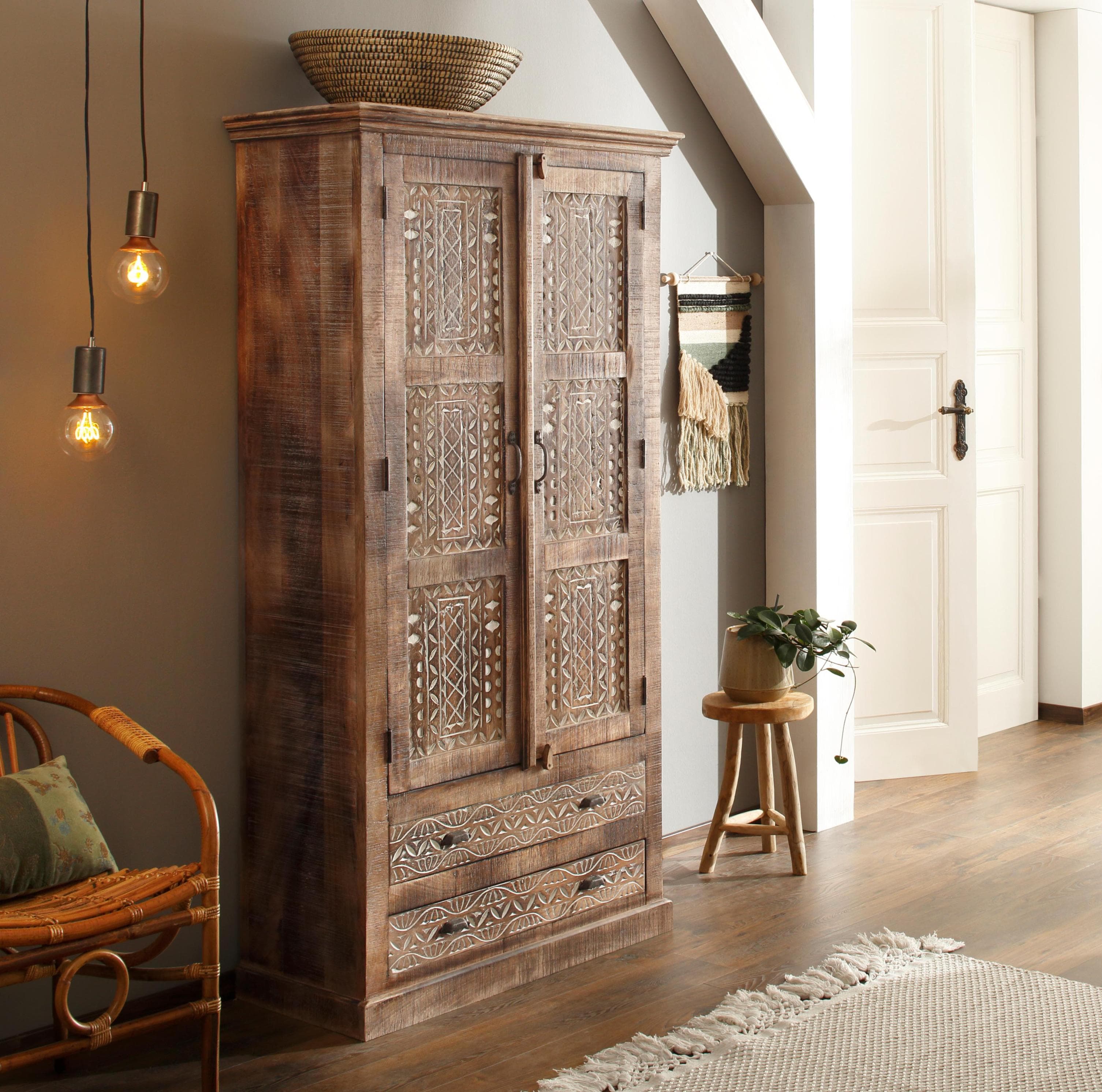 Massiver Mangoholz-Kleiderschrank mit viel Stauraum