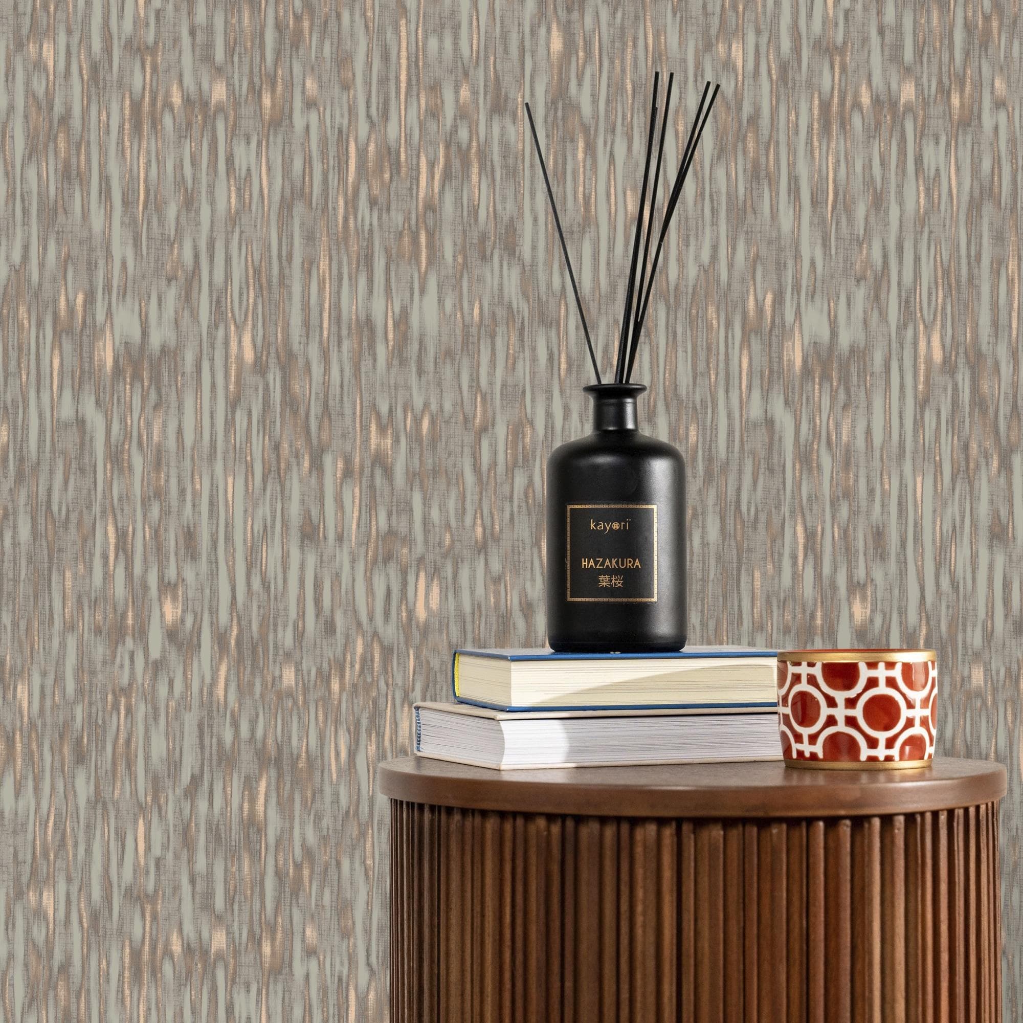 Kayori Yuri Vliestapete Grau Streifenmotiv