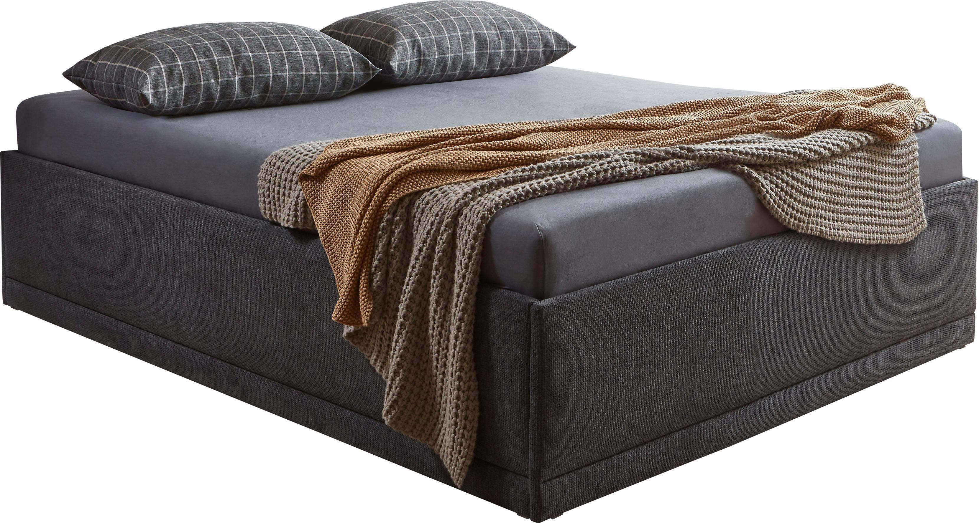 Polsterbett mit Zierkissen und Bettkasten