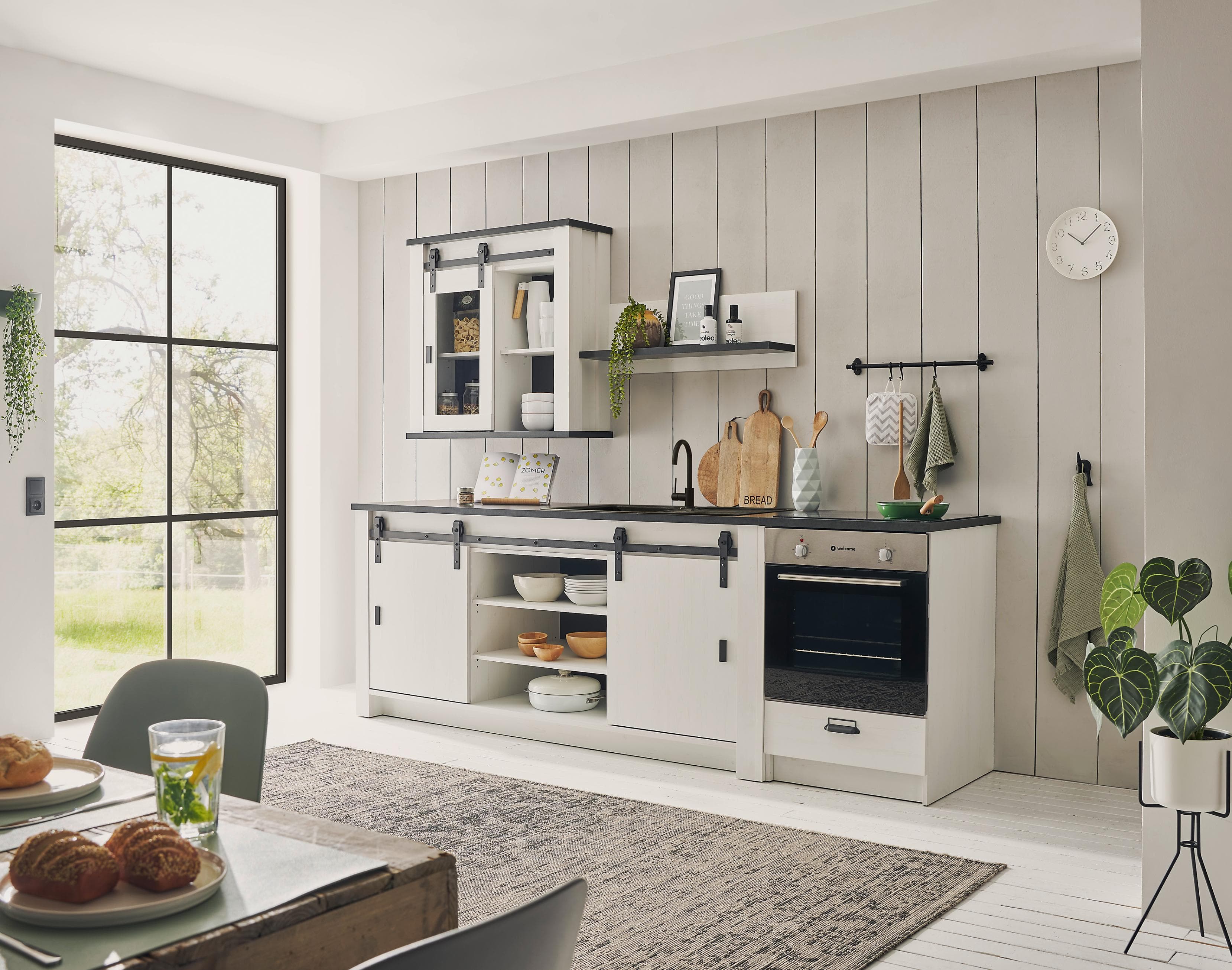 Moderne Küchenzeile mit Herdumbauschrank