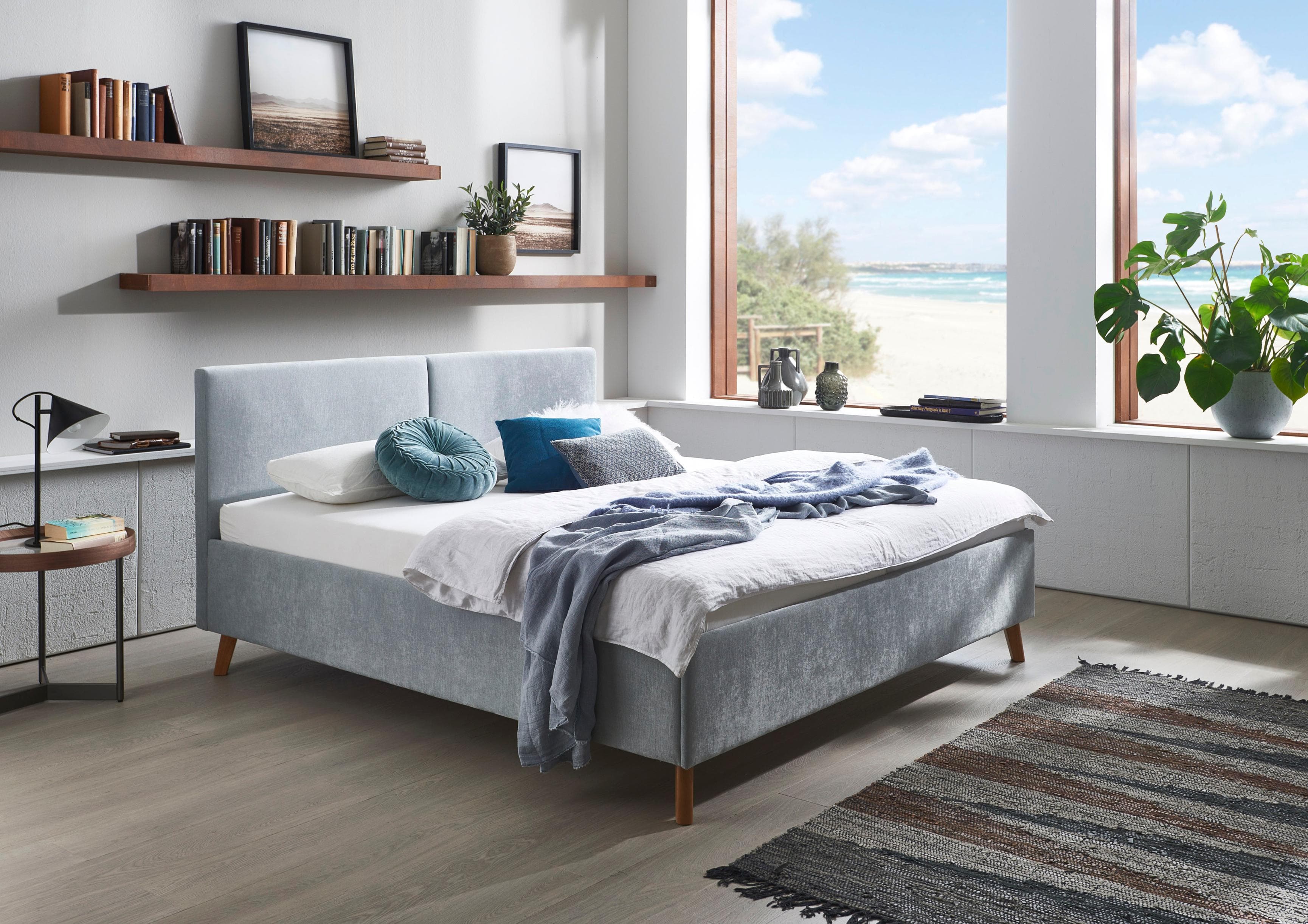 MEISE Piano Polsterbett hellblau mit Holzfüßen