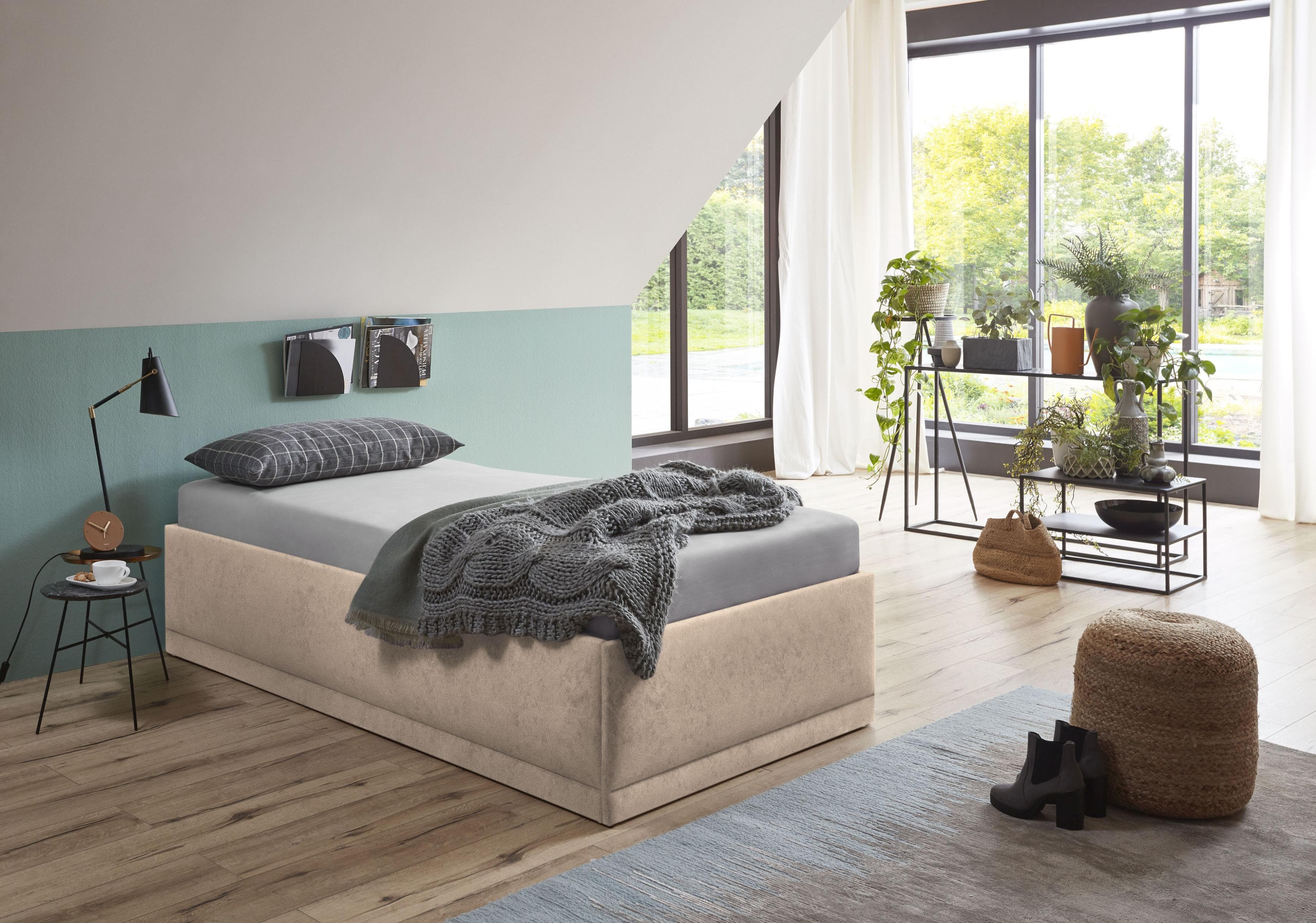 Polsterbett mit Zierkissen und Bettkasten