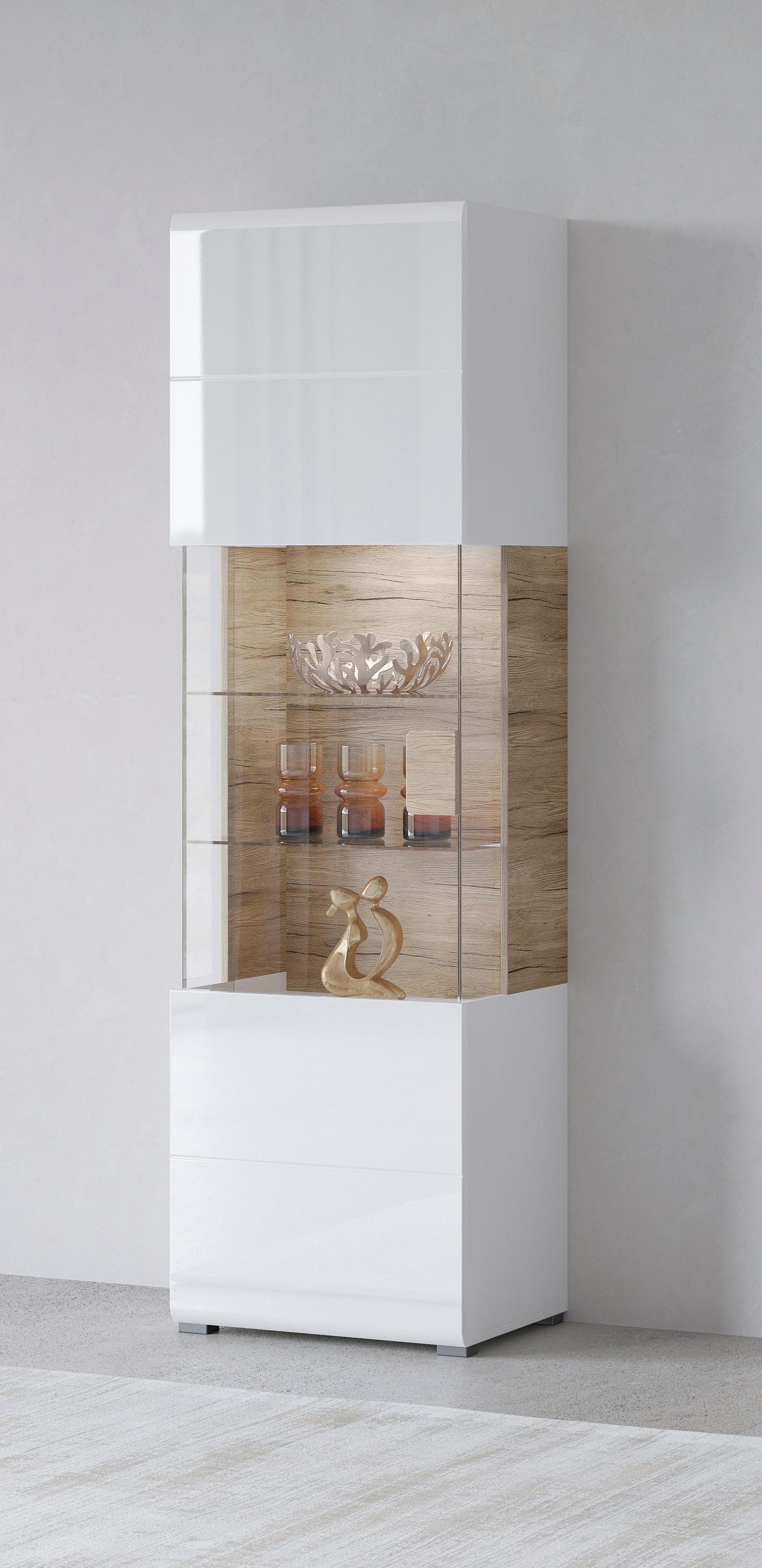 Trendige Glasvitrine mit dekorativen Fräsungen & viel Stauraum