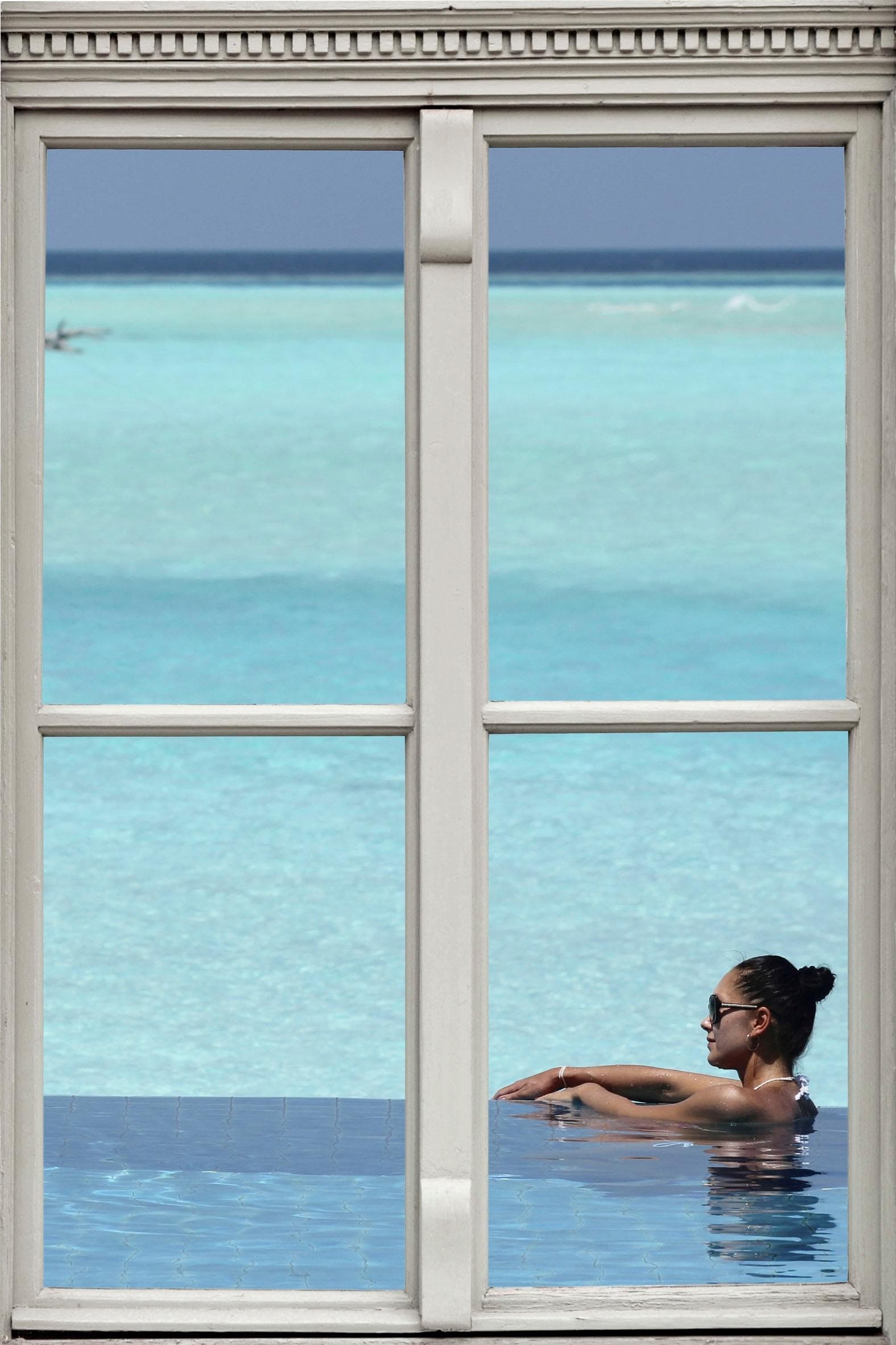 QUEENCE Wandsticker Frau im Pool Blau 3D Fensterdurchbruch