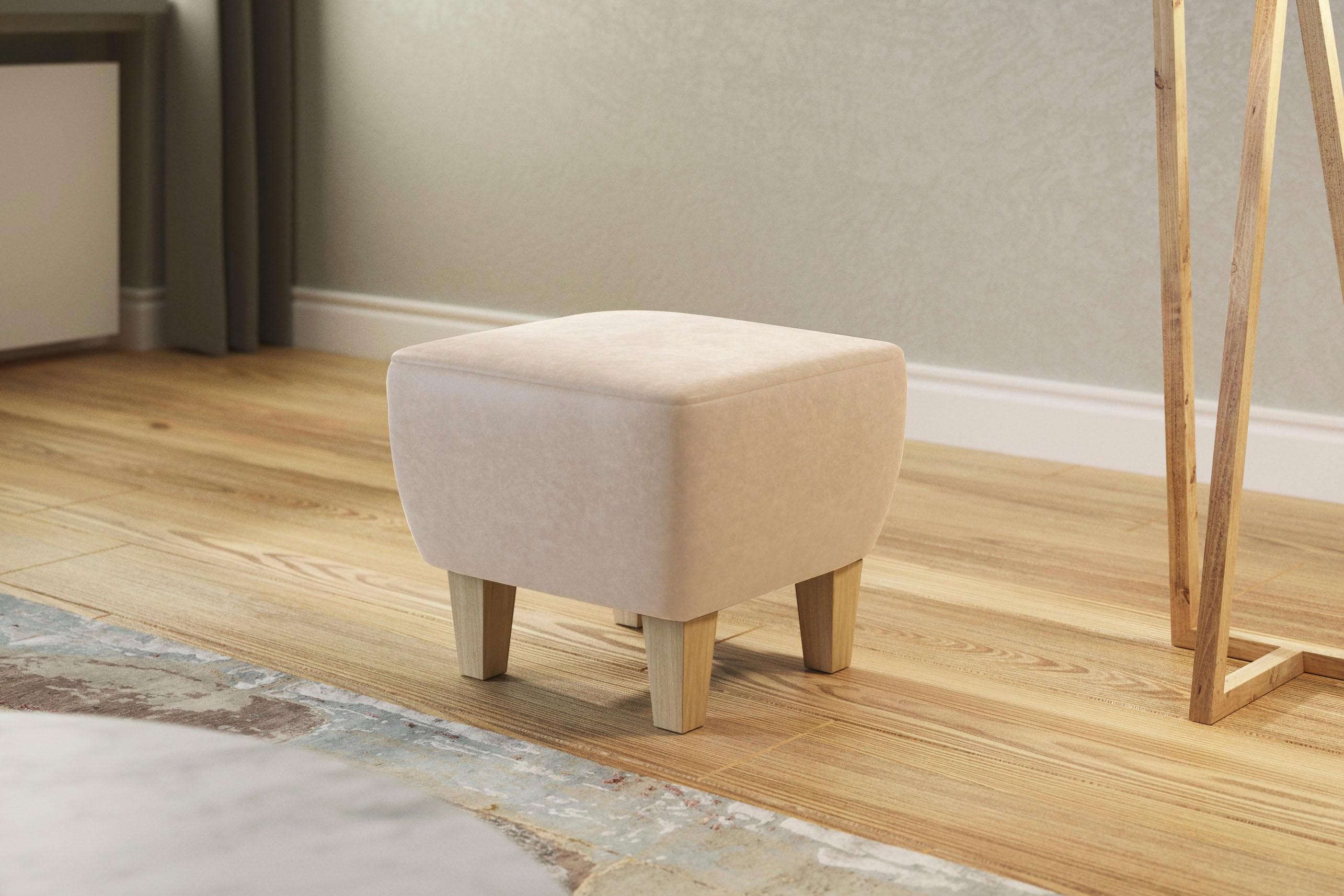 Gemütlicher Polsterhocker mit Buchefüßen