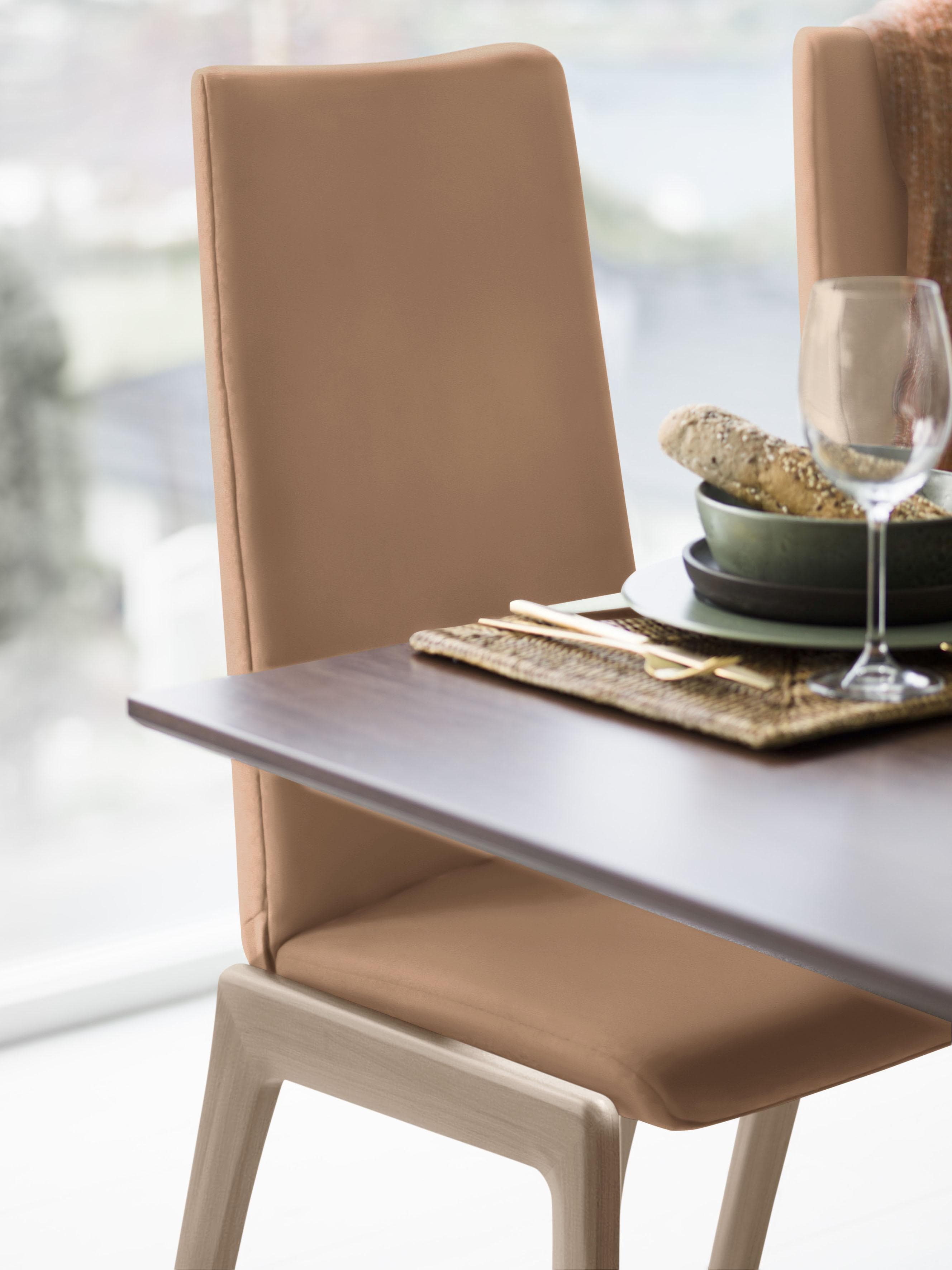 Komfortabler Hocker mit hoher Rückenlehne und abgerundeten schwarzen Beinen