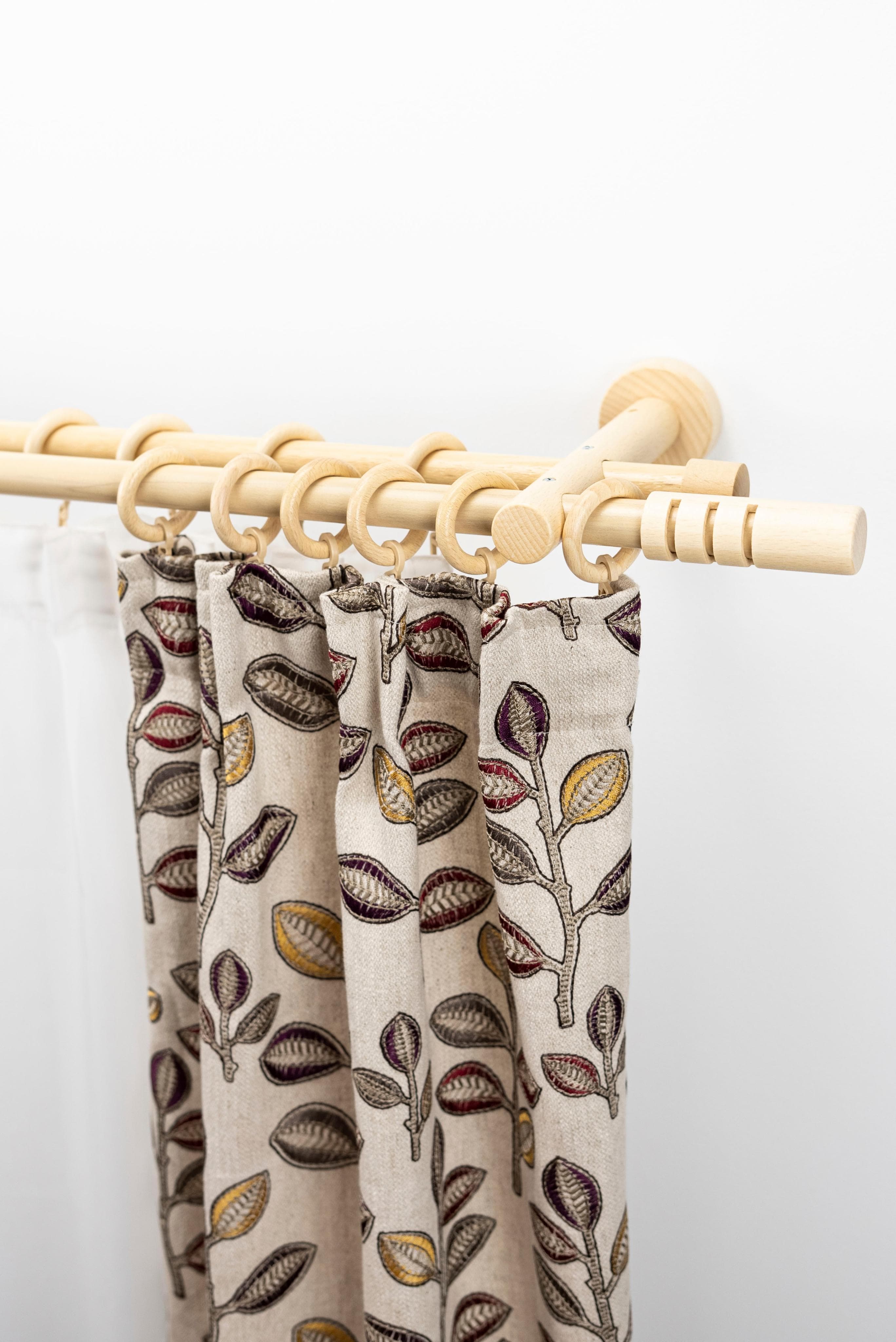 GARESA Gardinenstange PEMPIA, Ø 20 mm, 2-läufig, Wunschmaßlänge, verschraubt, Holz, Metall, Vorhanggarnitur, verlängerbar, Knopf m.Ausschnitte, mit Ringe