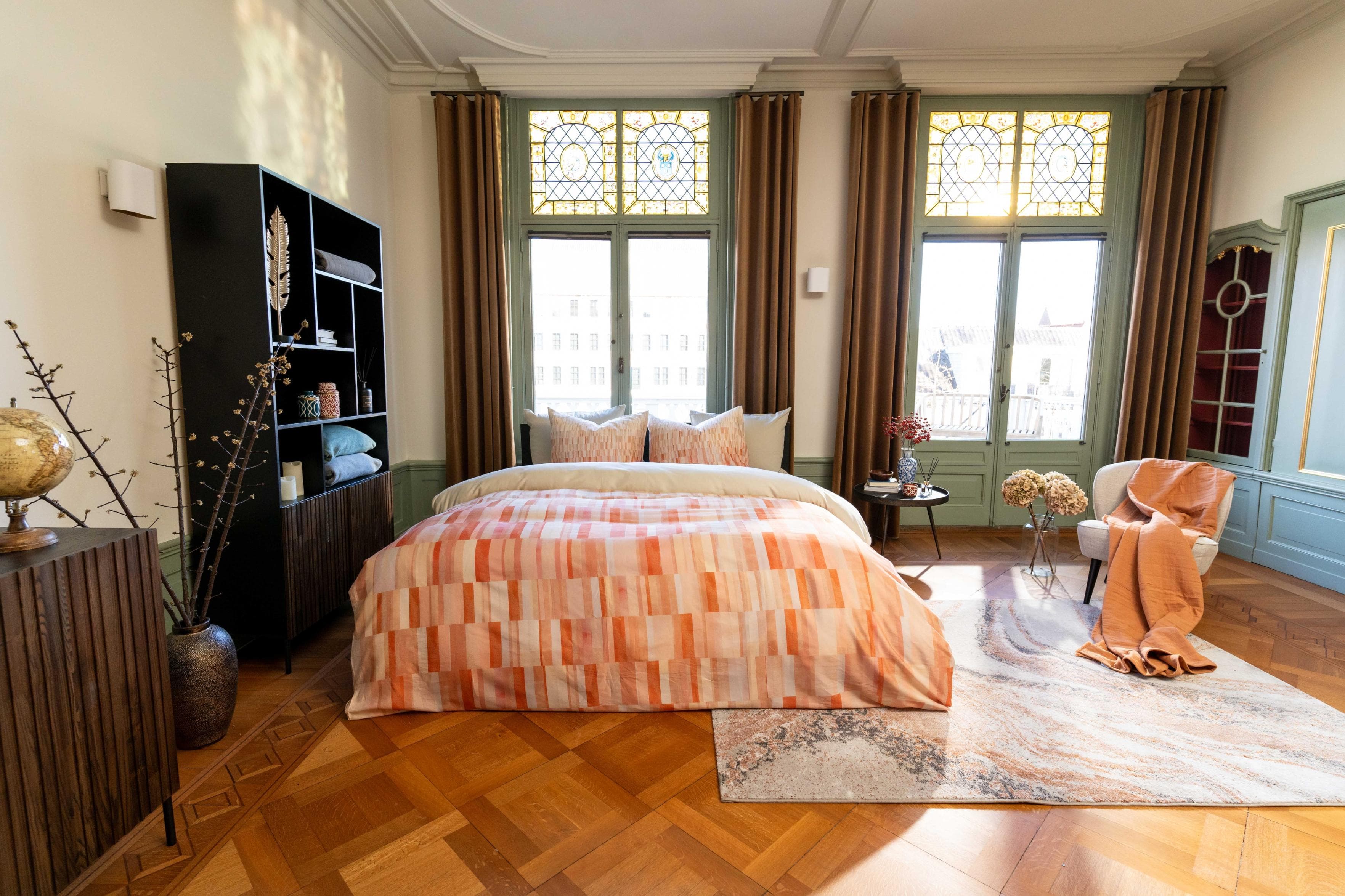 Bettwäsche mit grafischem Schachbrettmuster in orange, rot und rosa