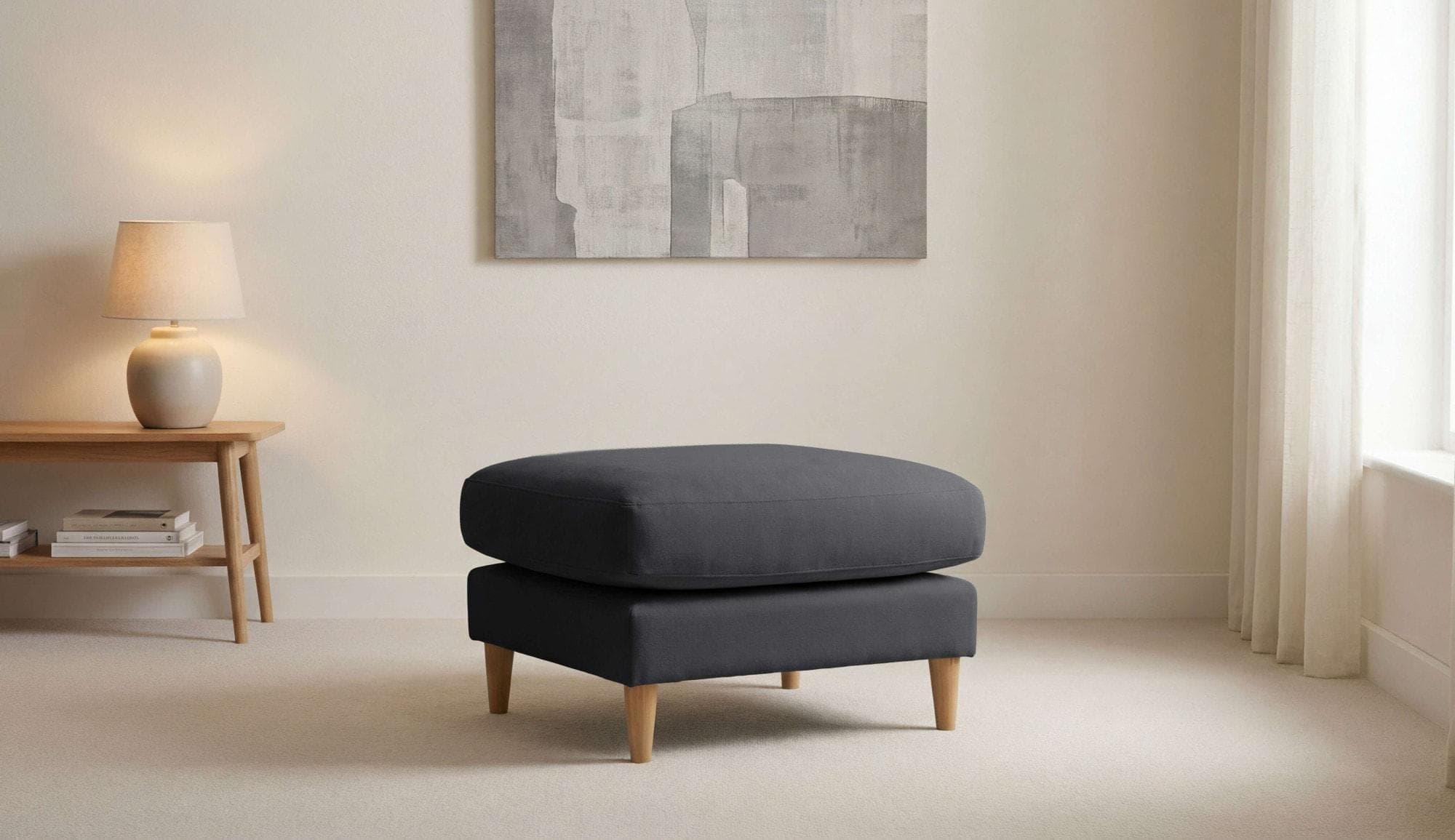 Zeitloser Pouf aus Holz und Chenille